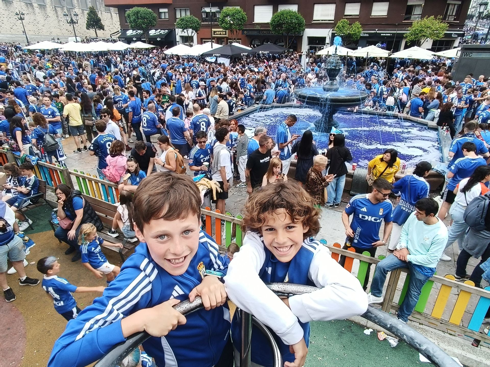 Oviedo se vuelca con su equipo: las mejores imágenes de la afición azul