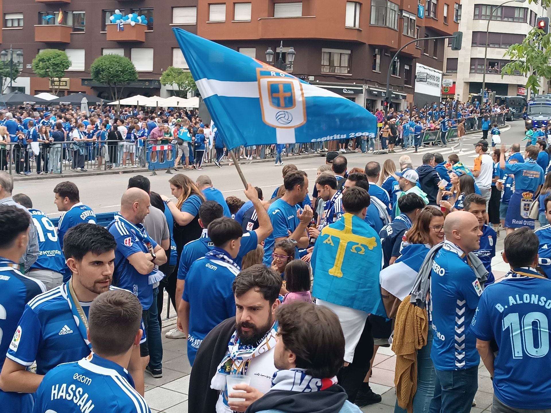 Oviedo se vuelca con su equipo: las mejores imágenes de la afición azul