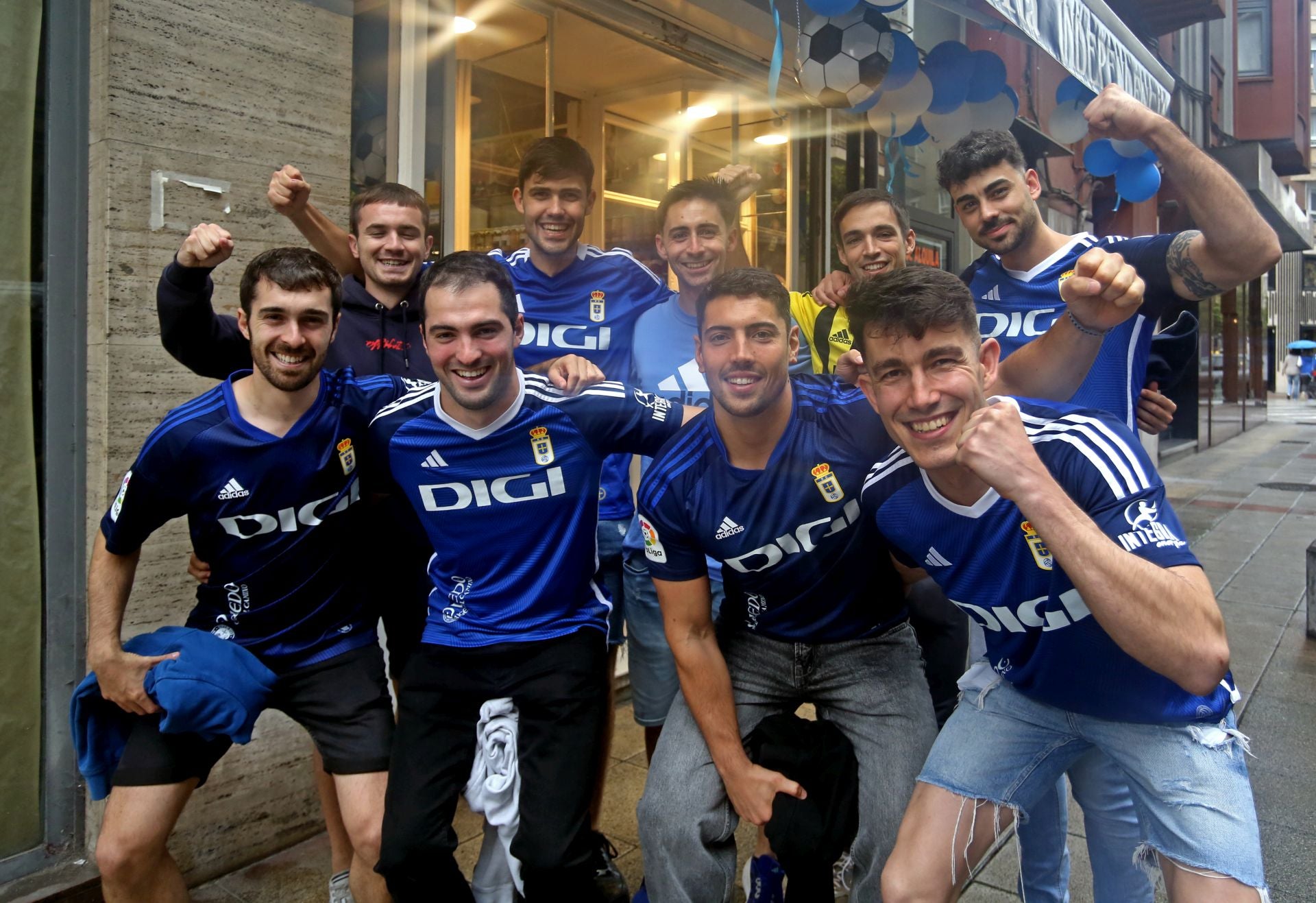 Oviedo se vuelca con su equipo: las mejores imágenes de la afición azul