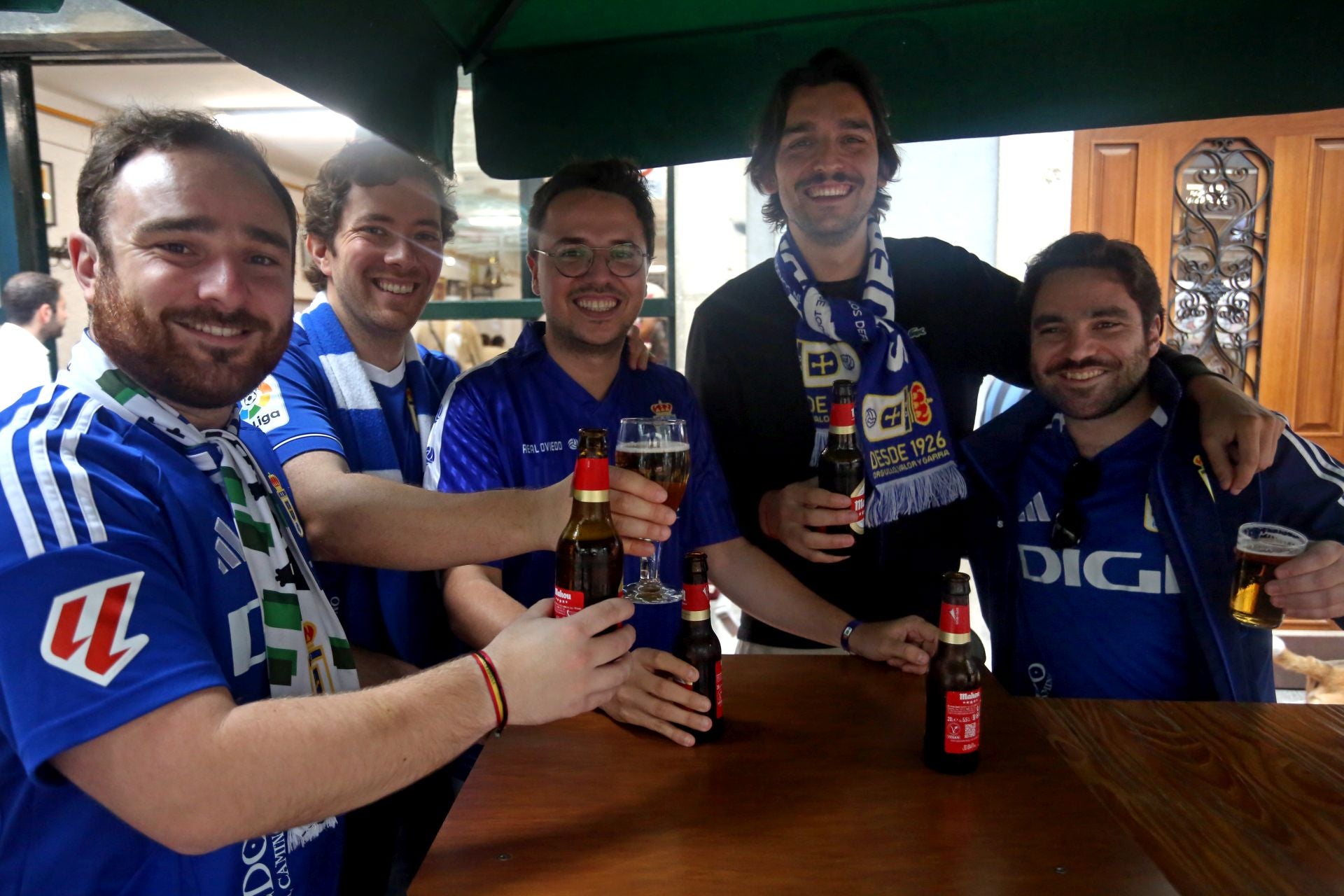 Oviedo se vuelca con su equipo: las mejores imágenes de la afición azul