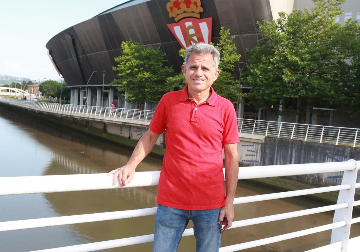 Eloy Olaya, en el puente del Piles con El Molinón de fondo.