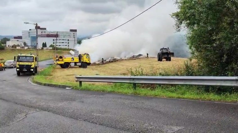 Arden 56 balas de paja en una parcela detrás del Hospital San Agustín, en Avilés