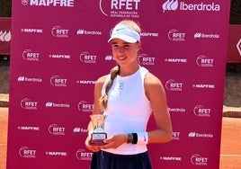 Paola Piñera posa con el trofeo de campeona nacional.