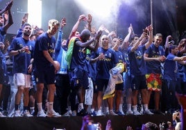 Los jugadores se trasladaron a la Plaza de América al término del partido.
