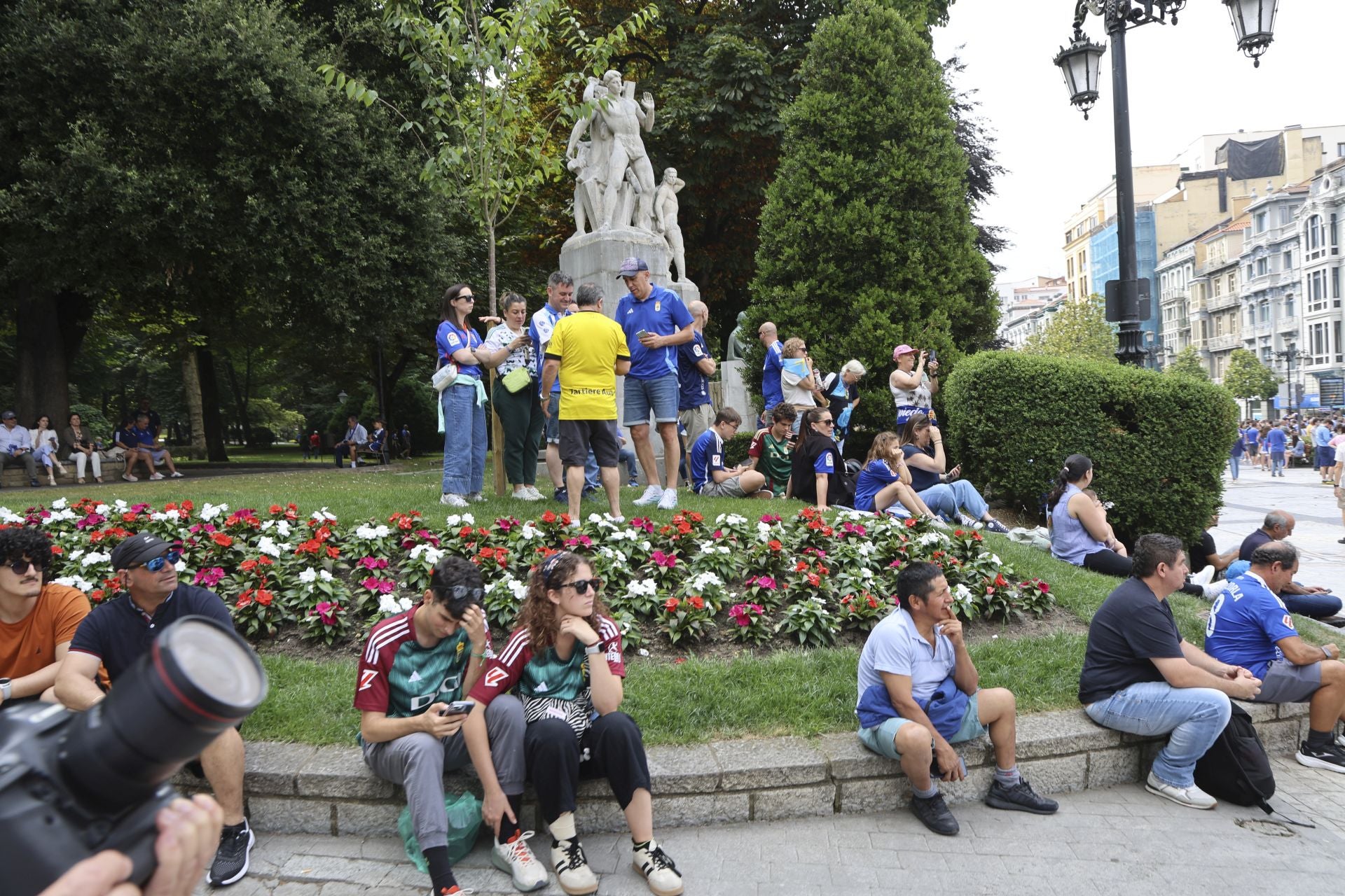 Fiesta eterna en Oviedo tras el ansiado ascenso a Primera