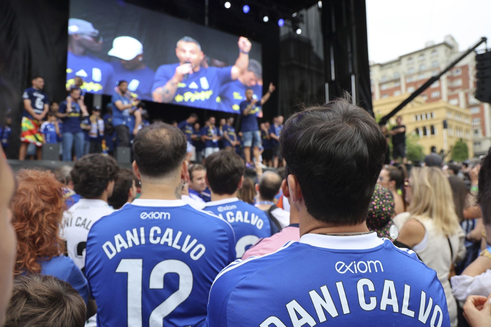 Fiesta eterna en Oviedo tras el ansiado ascenso a Primera