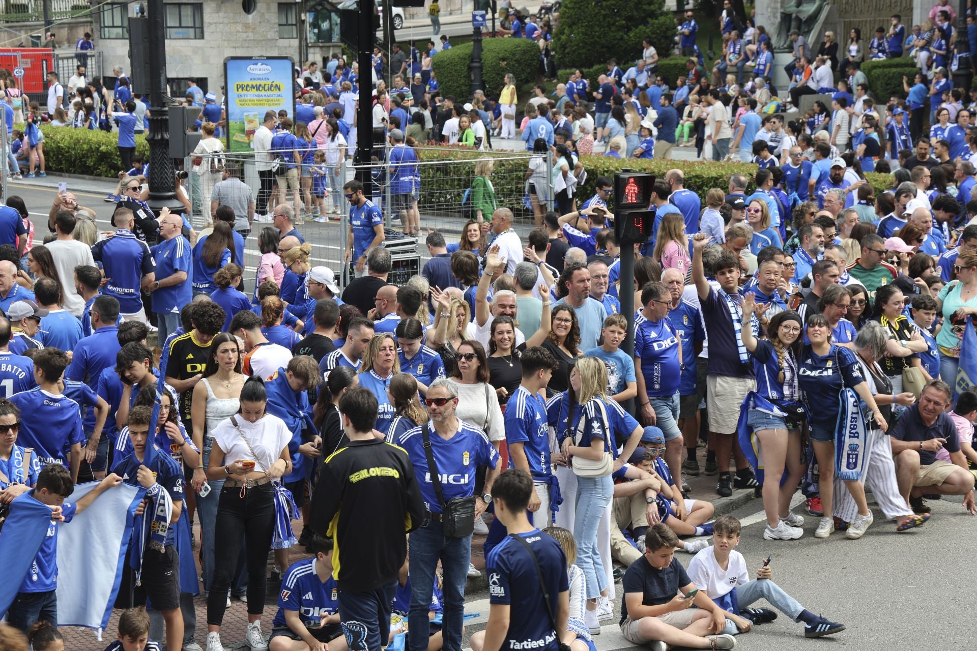 Fiesta eterna en Oviedo tras el ansiado ascenso a Primera