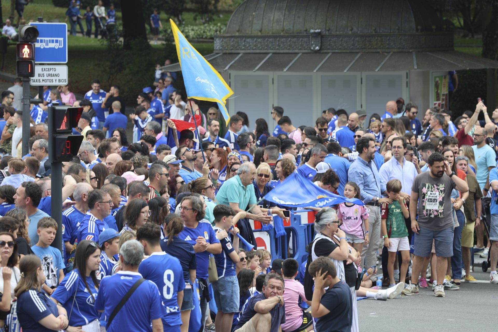 Fiesta eterna en Oviedo tras el ansiado ascenso a Primera
