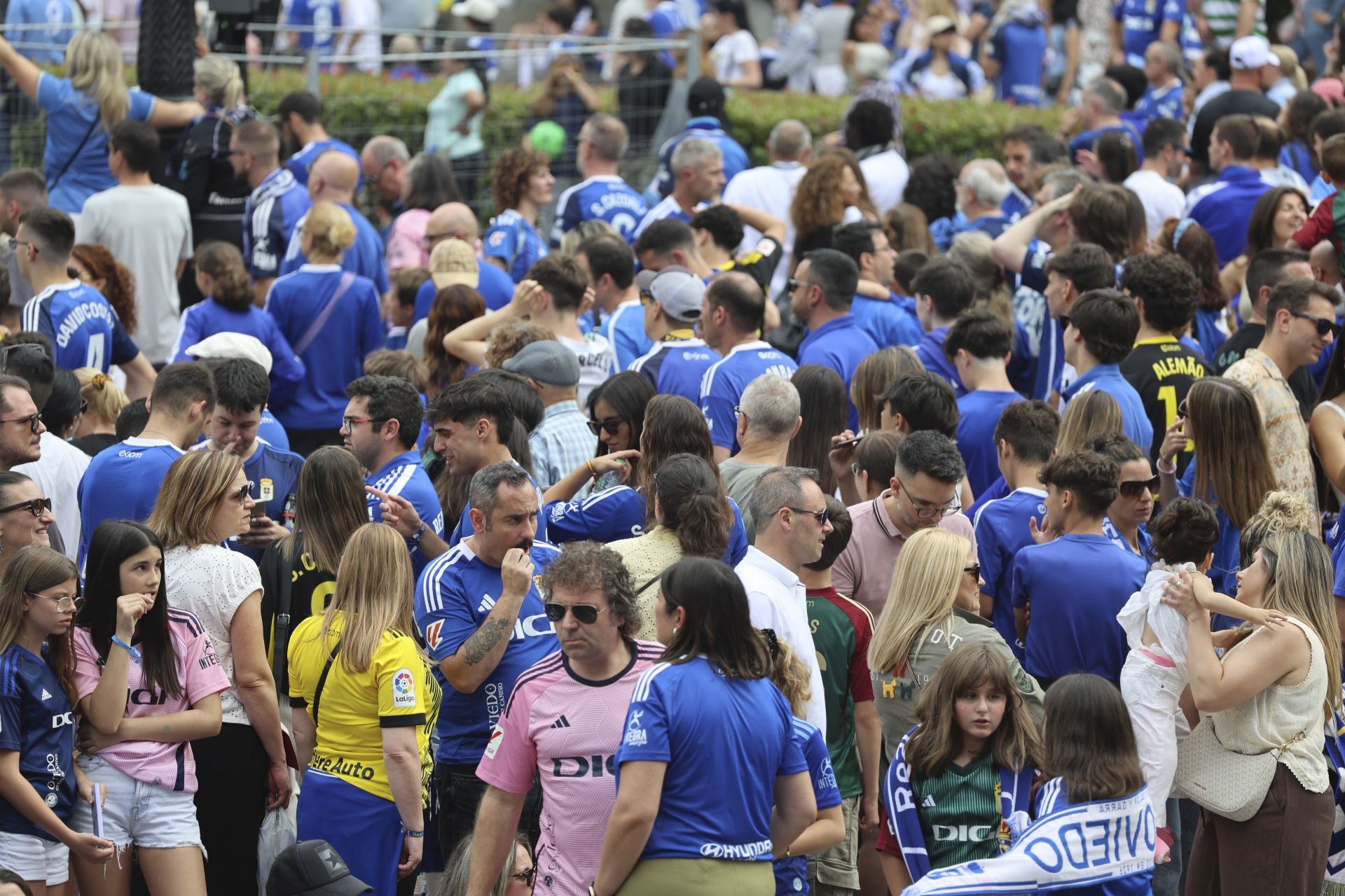 Fiesta eterna en Oviedo tras el ansiado ascenso a Primera