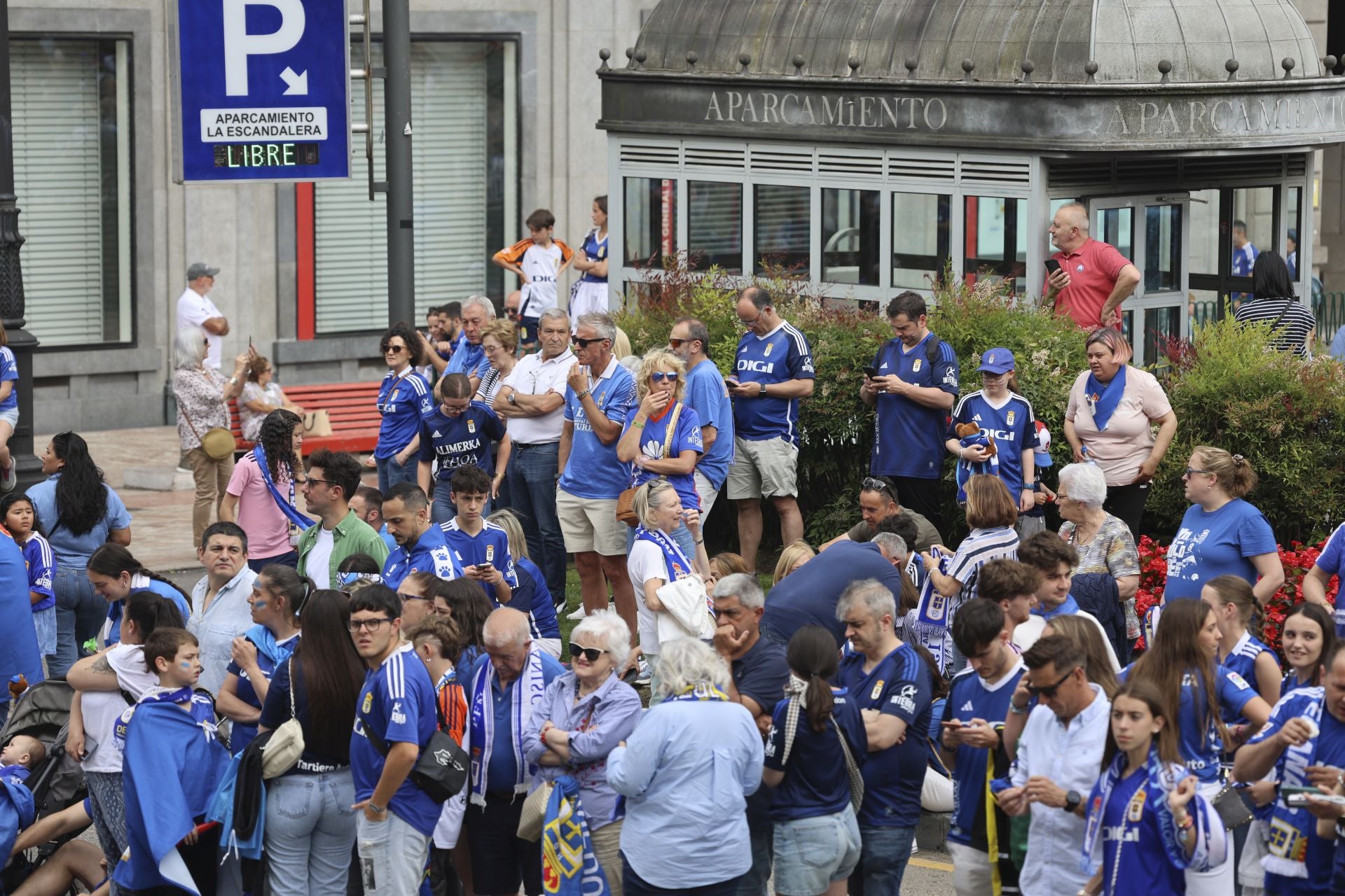 Fiesta eterna en Oviedo tras el ansiado ascenso a Primera