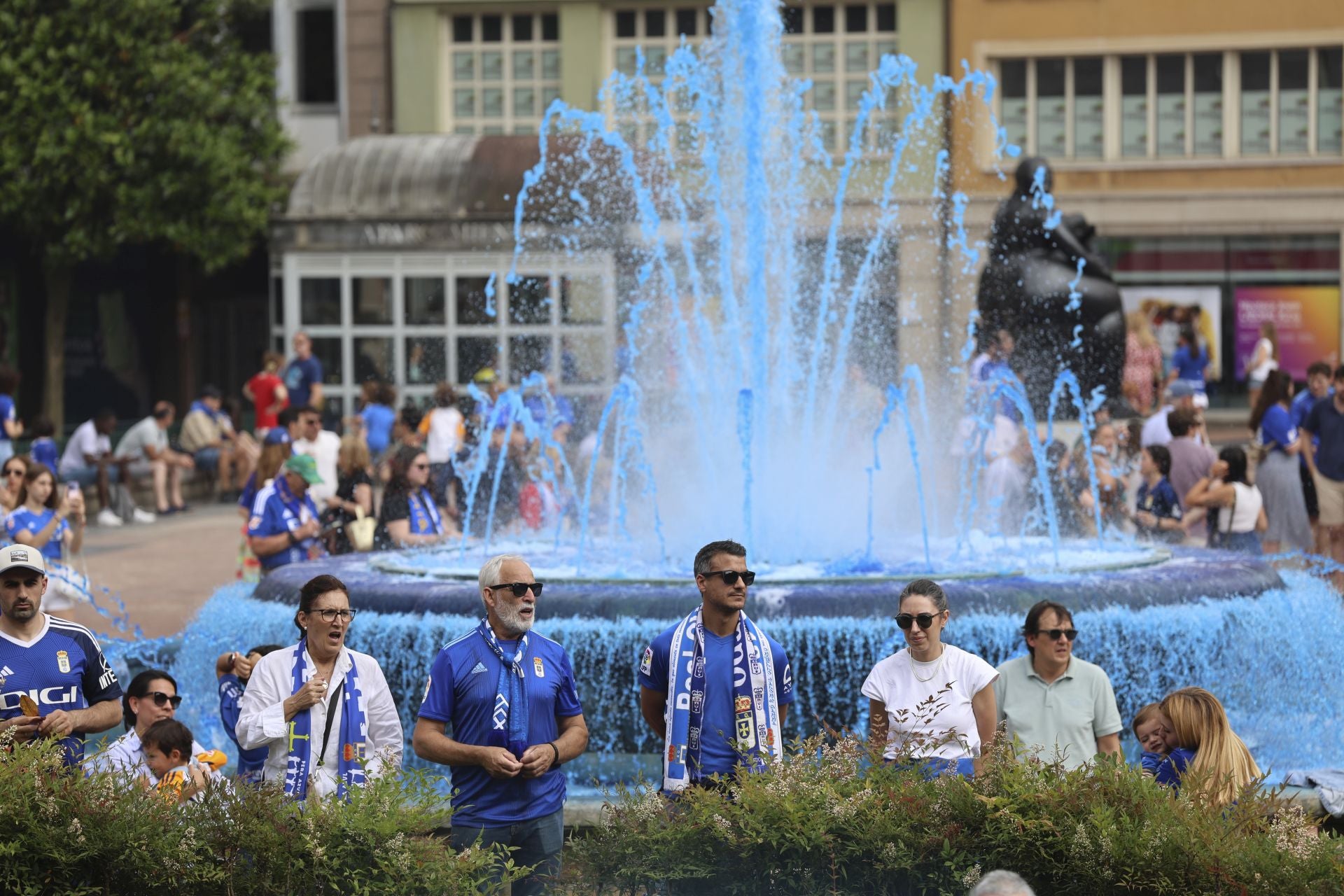 Fiesta eterna en Oviedo tras el ansiado ascenso a Primera