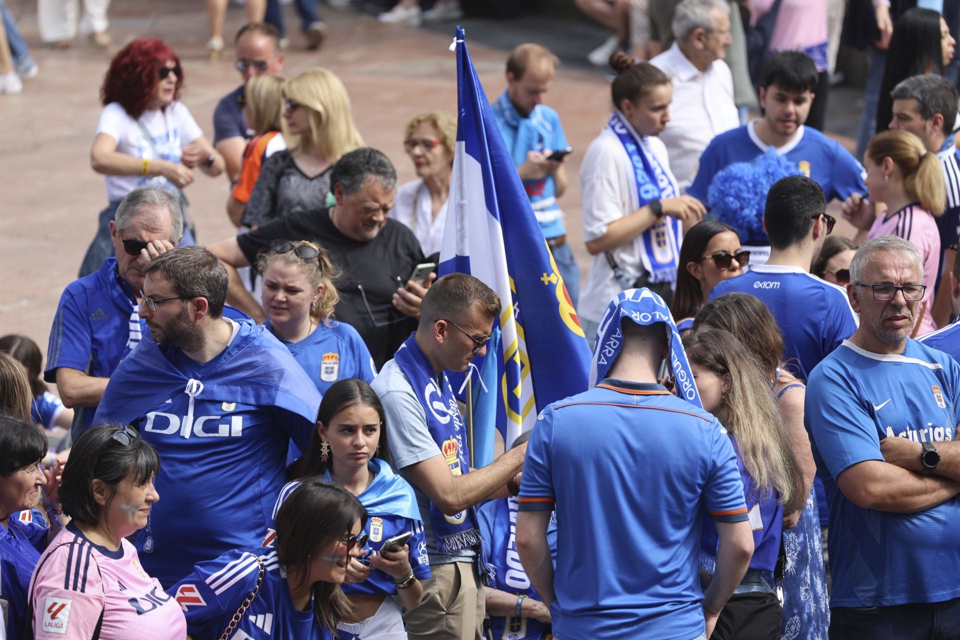 Fiesta eterna en Oviedo tras el ansiado ascenso a Primera