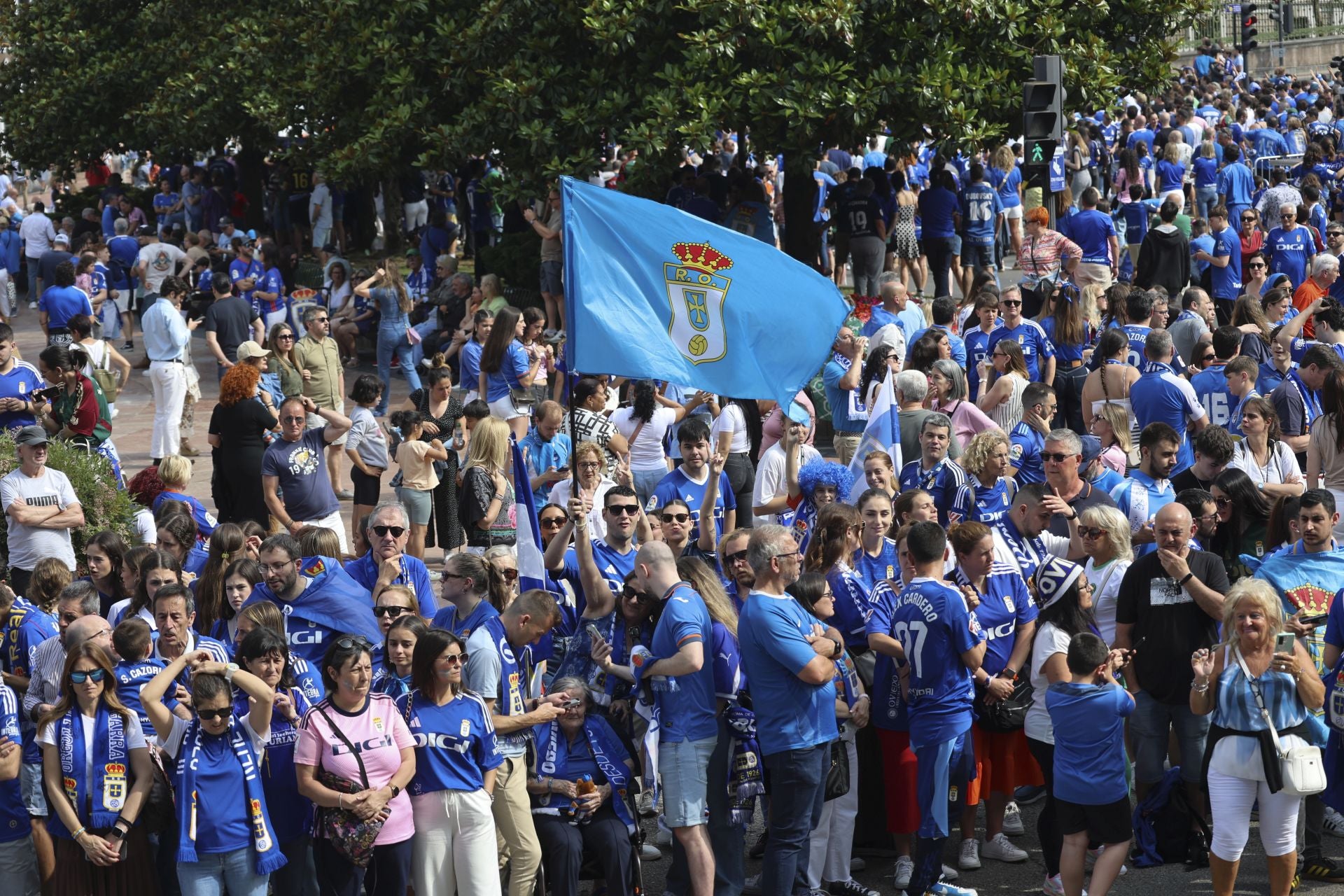 Fiesta eterna en Oviedo tras el ansiado ascenso a Primera