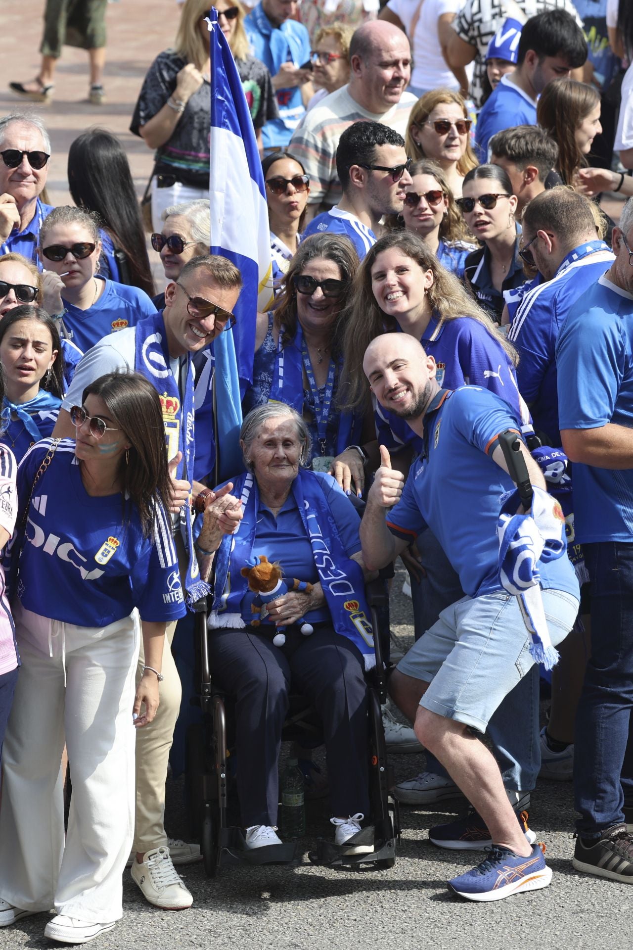 Fiesta eterna en Oviedo tras el ansiado ascenso a Primera