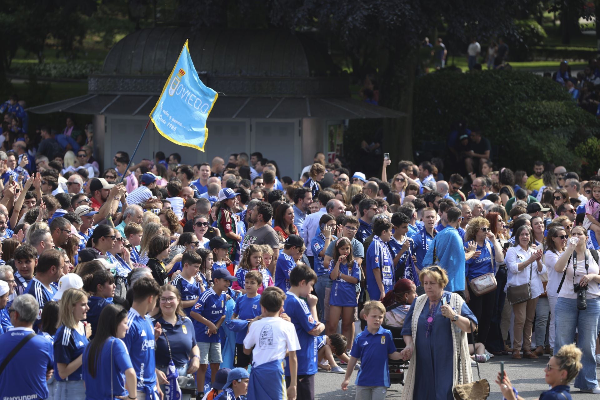 Fiesta eterna en Oviedo tras el ansiado ascenso a Primera