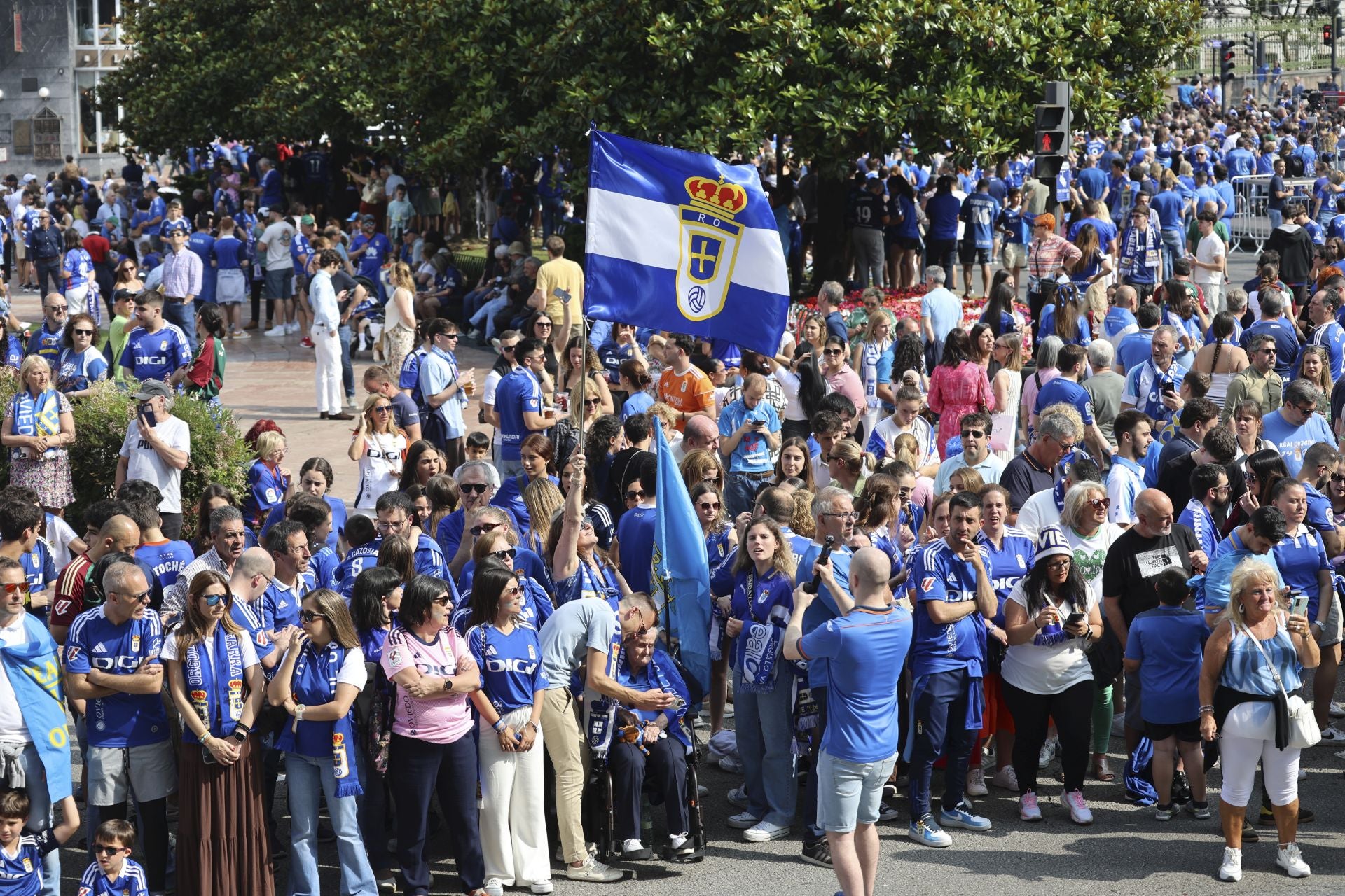 Fiesta eterna en Oviedo tras el ansiado ascenso a Primera