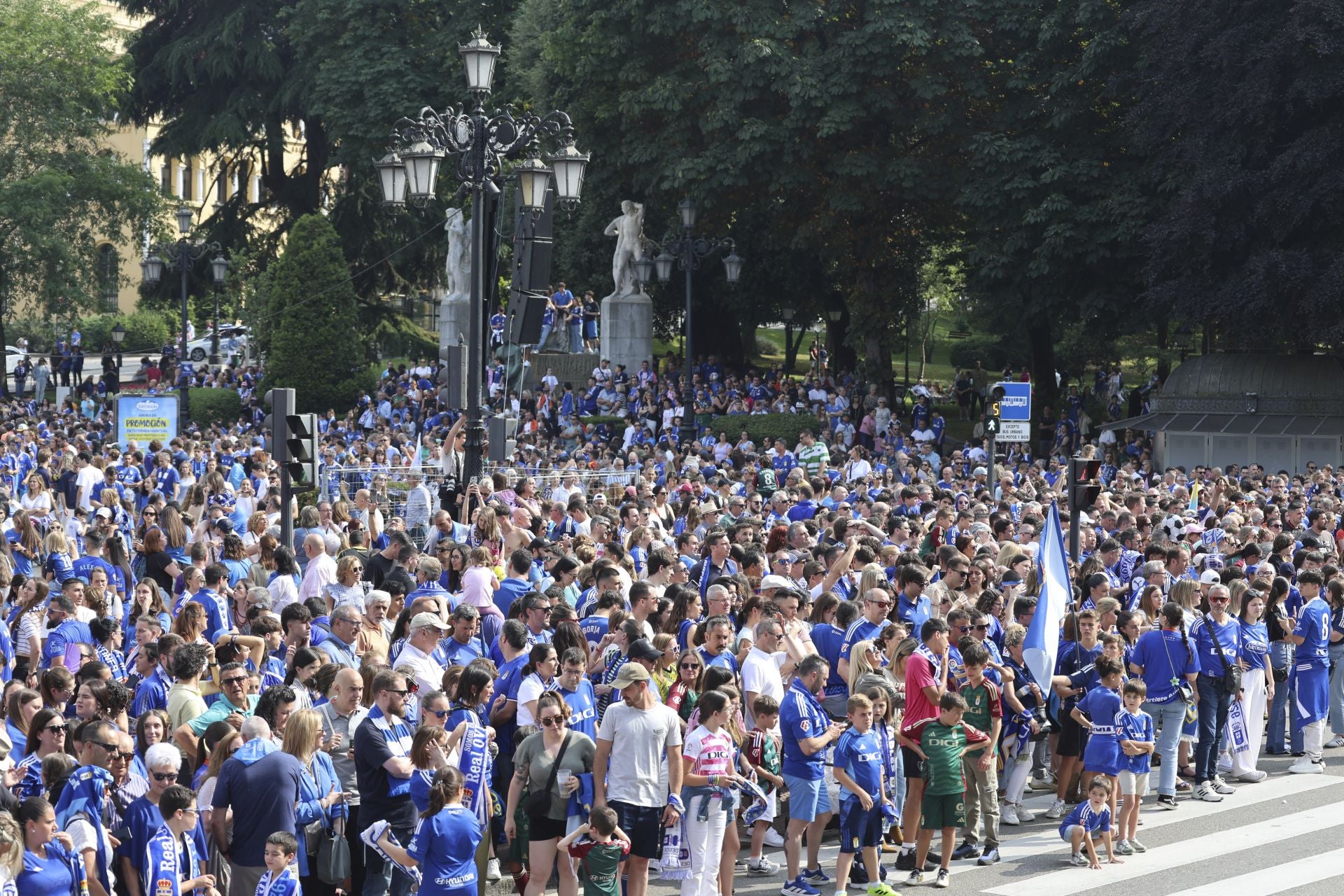 Fiesta eterna en Oviedo tras el ansiado ascenso a Primera