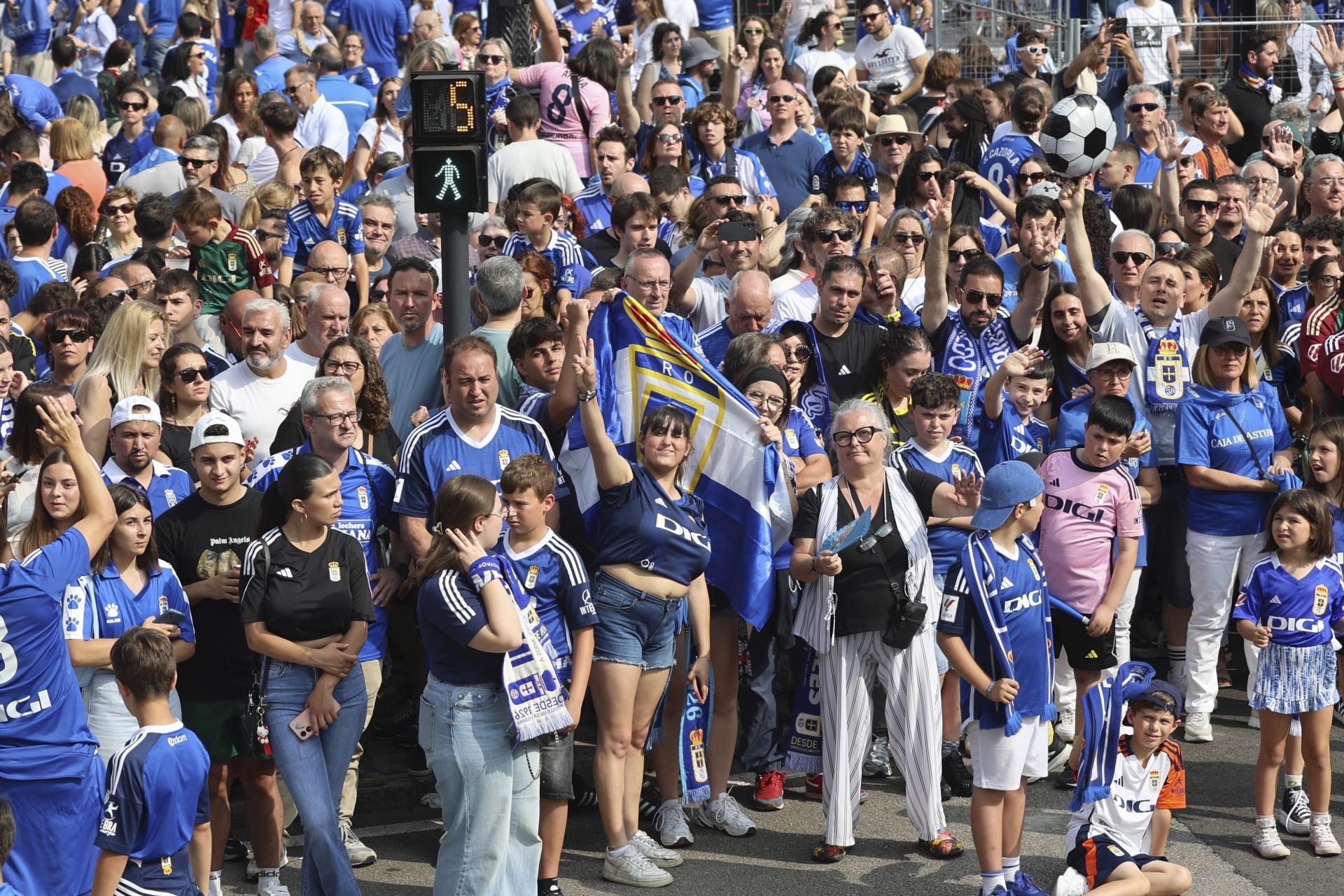 Fiesta eterna en Oviedo tras el ansiado ascenso a Primera