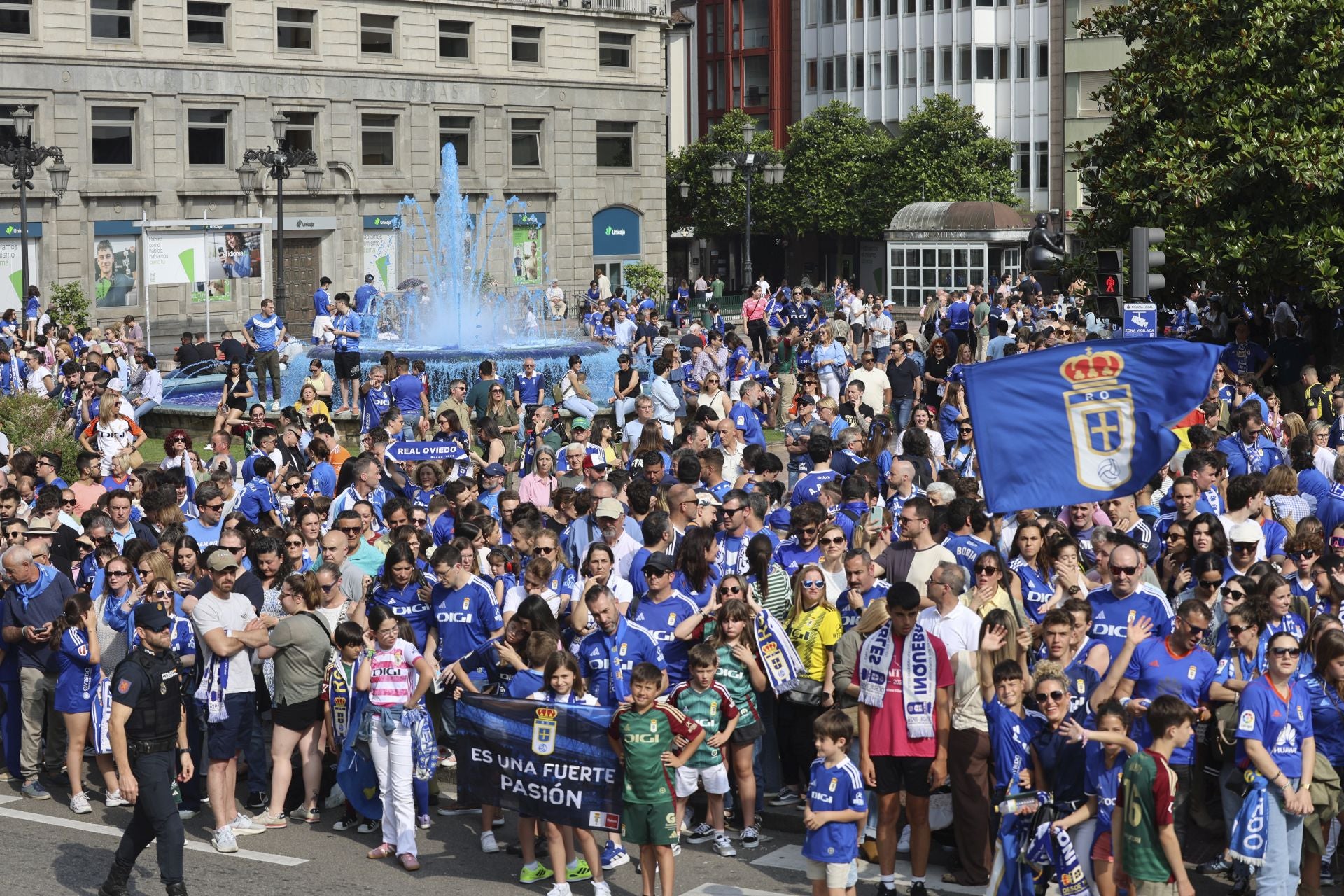 Fiesta eterna en Oviedo tras el ansiado ascenso a Primera