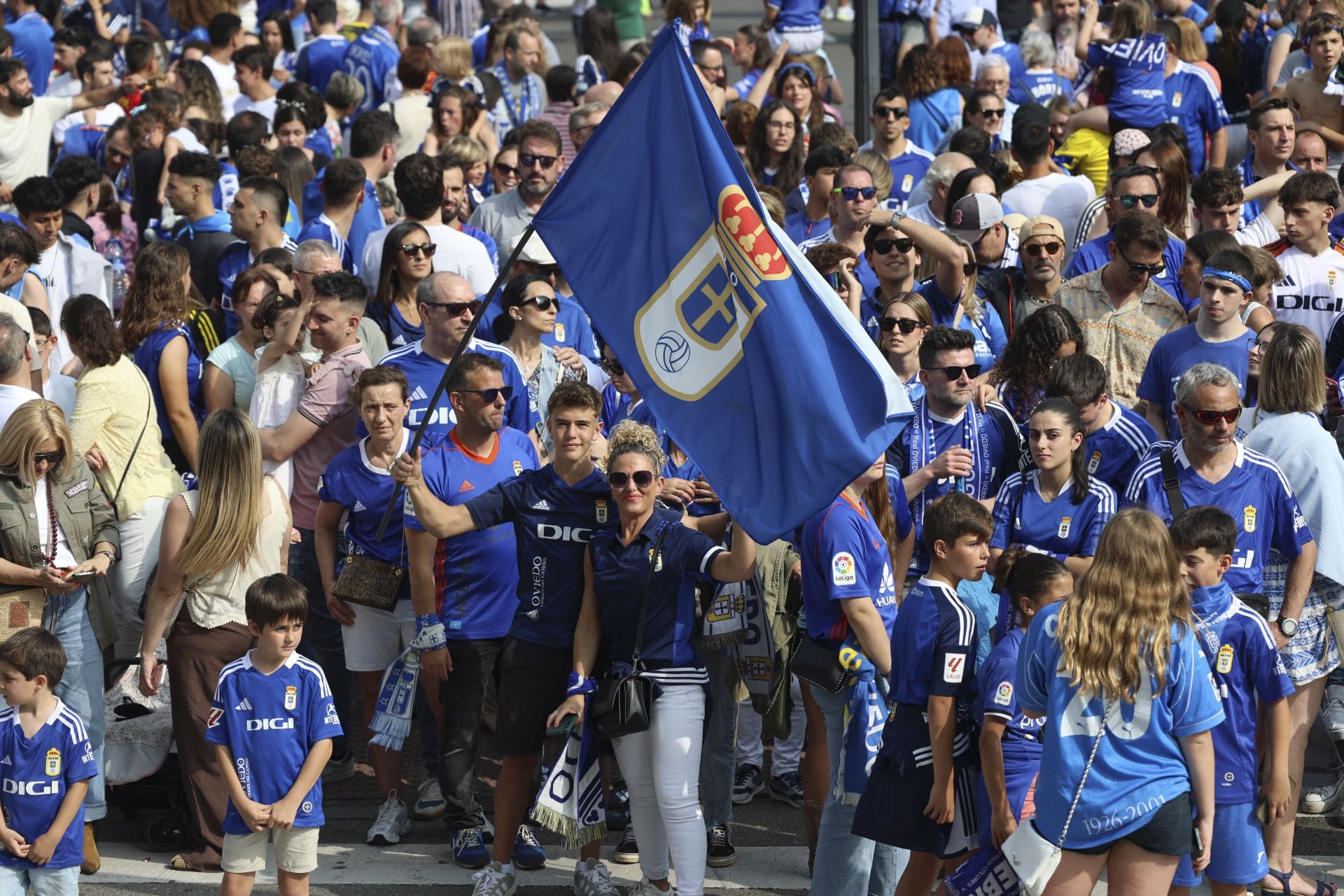 Fiesta eterna en Oviedo tras el ansiado ascenso a Primera