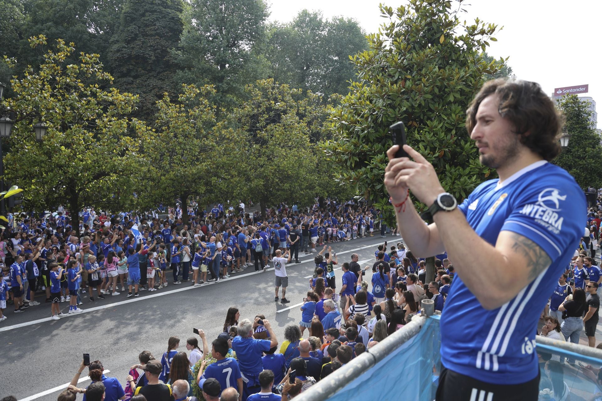 Fiesta eterna en Oviedo tras el ansiado ascenso a Primera