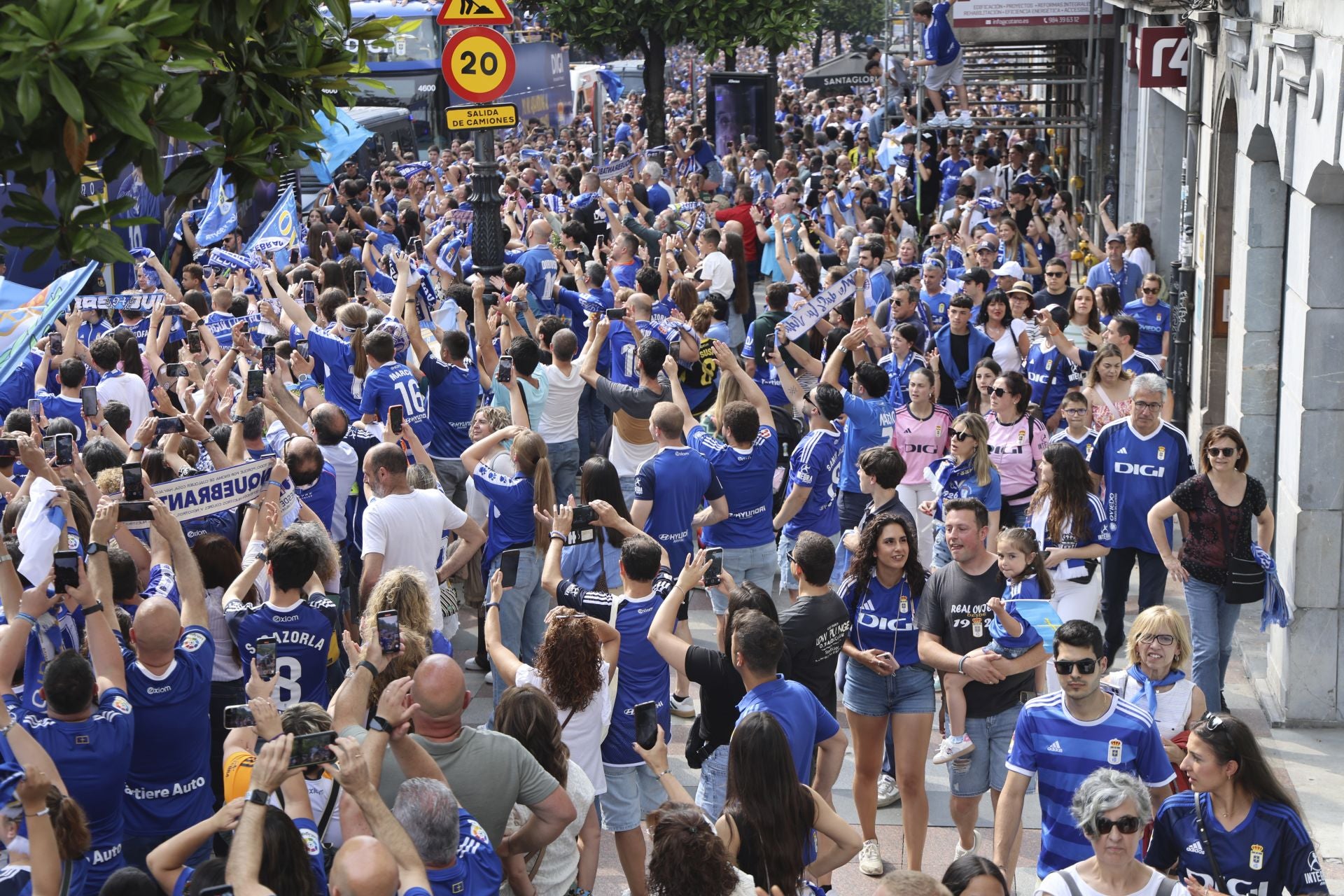 Fiesta eterna en Oviedo tras el ansiado ascenso a Primera