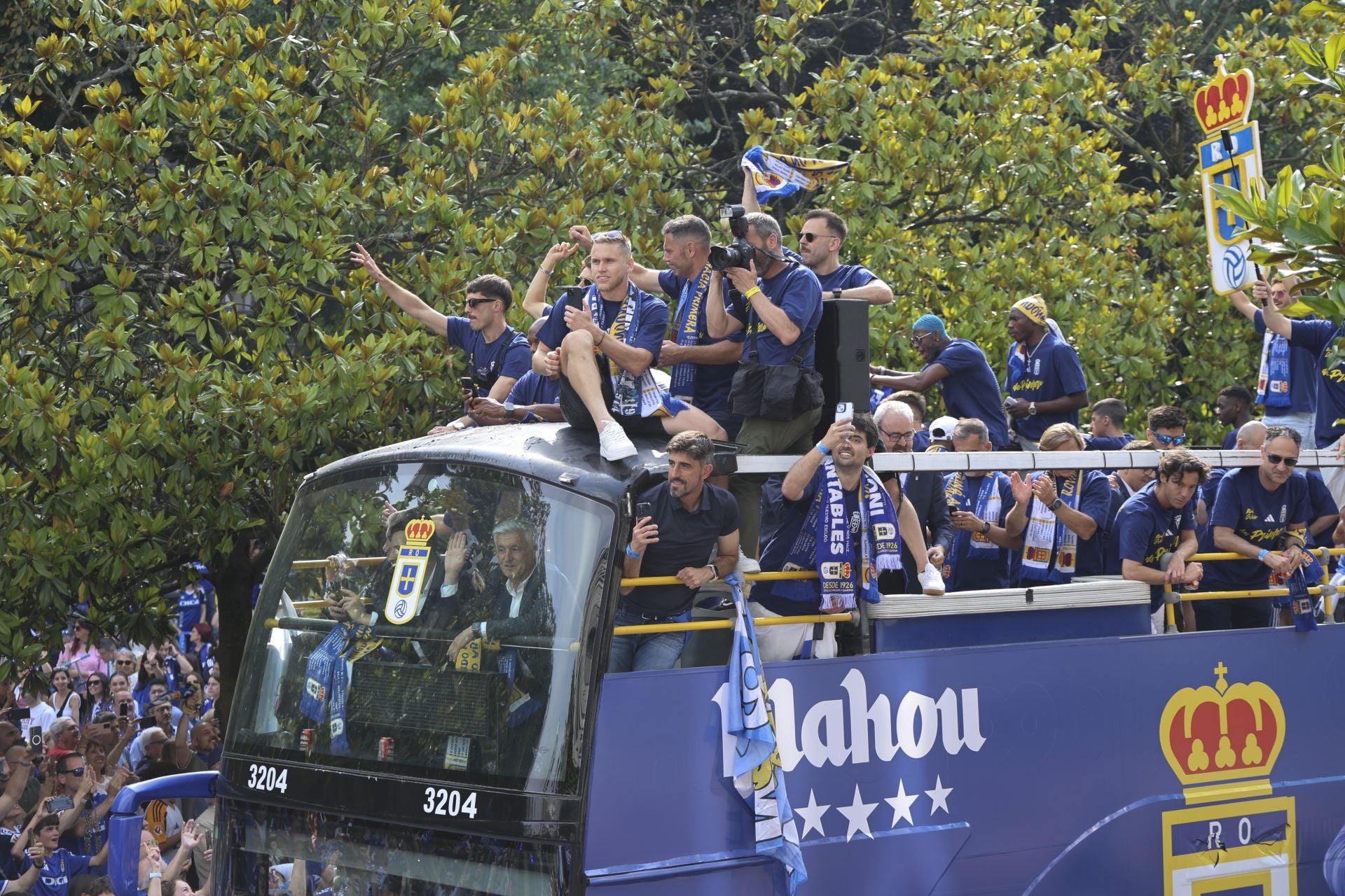 Fiesta eterna en Oviedo tras el ansiado ascenso a Primera