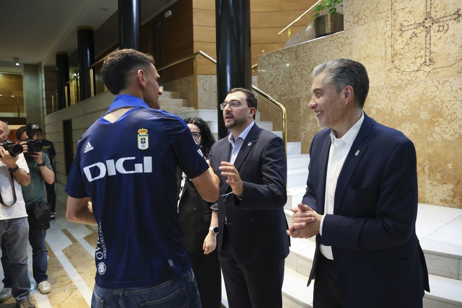 Fiesta eterna en Oviedo tras el ansiado ascenso a Primera
