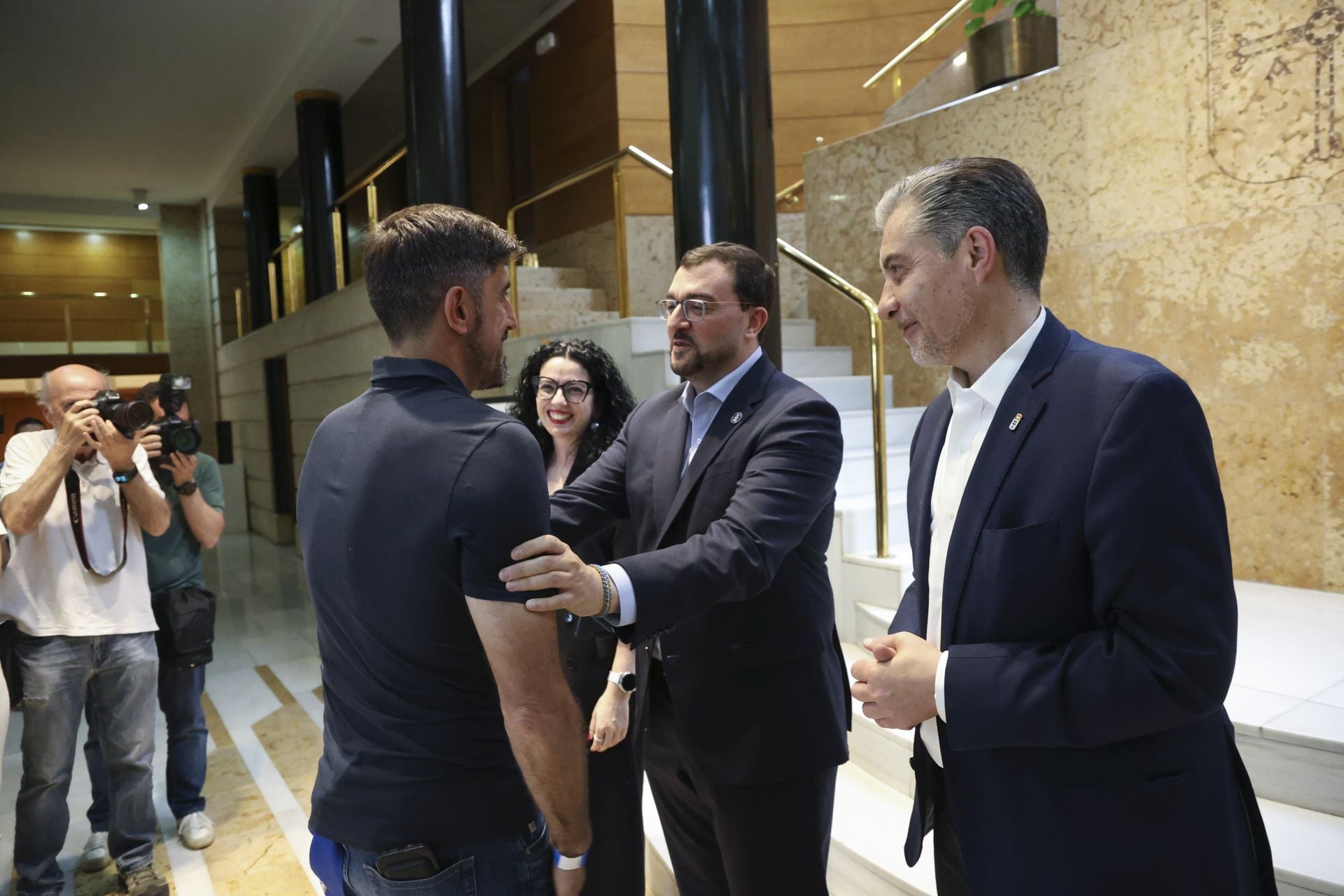 Fiesta eterna en Oviedo tras el ansiado ascenso a Primera