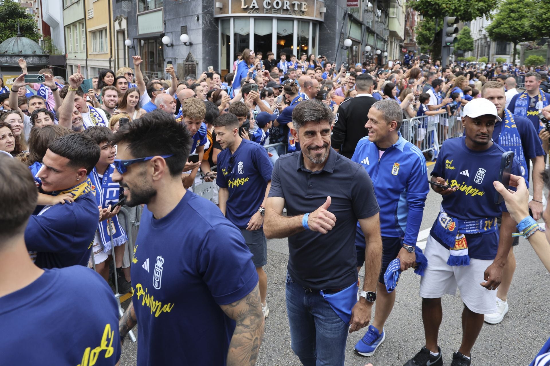 Fiesta eterna en Oviedo tras el ansiado ascenso a Primera
