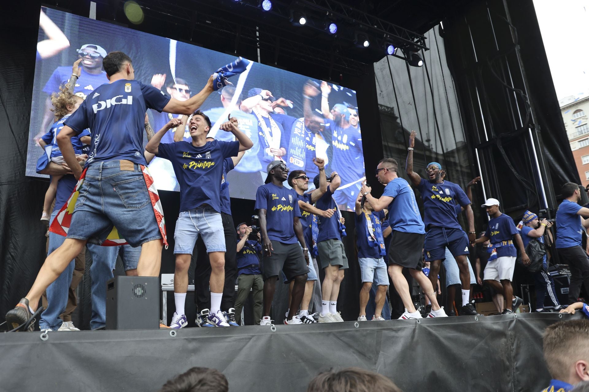 Fiesta eterna en Oviedo tras el ansiado ascenso a Primera