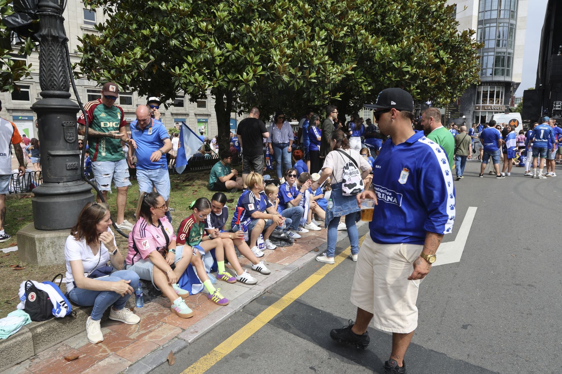 Fiesta eterna en Oviedo tras el ansiado ascenso a Primera