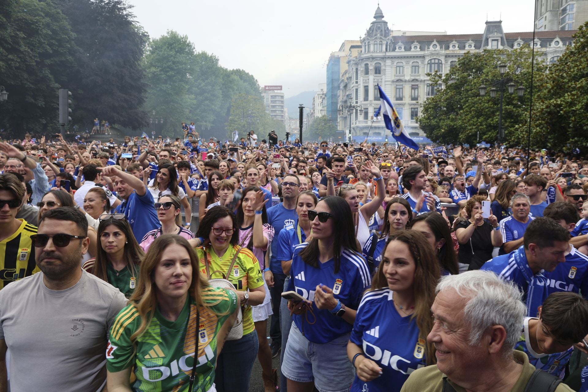 Fiesta eterna en Oviedo tras el ansiado ascenso a Primera