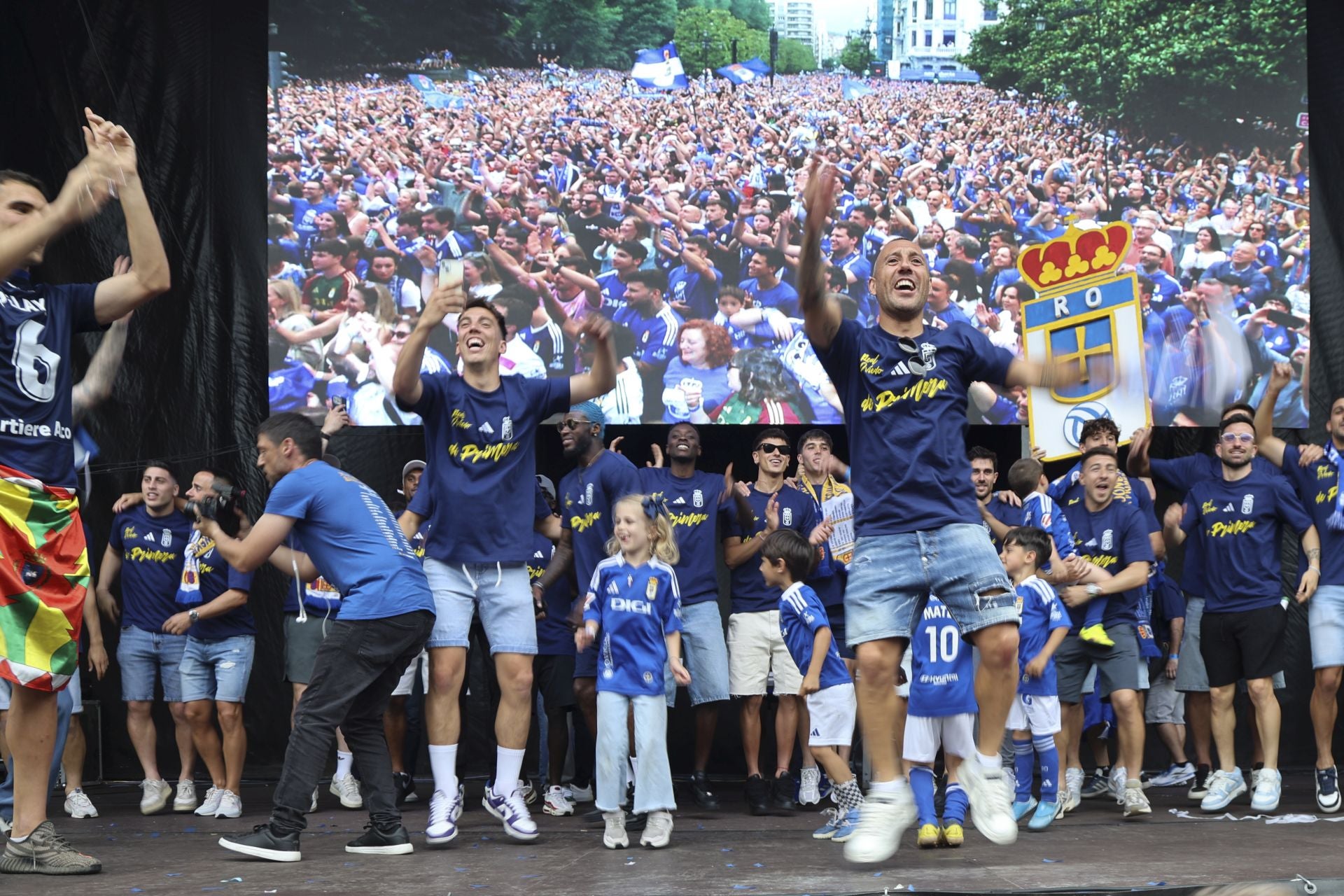Fiesta eterna en Oviedo tras el ansiado ascenso a Primera