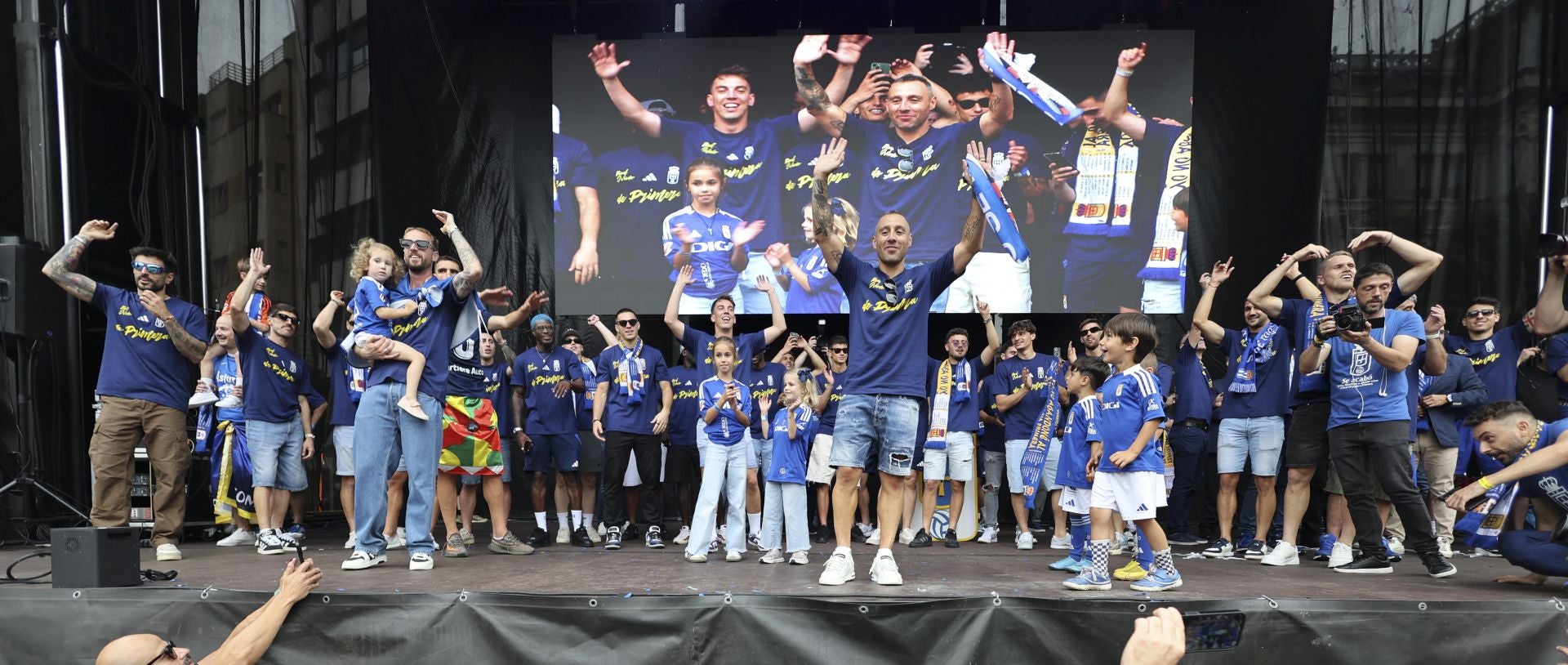 Fiesta eterna en Oviedo tras el ansiado ascenso a Primera