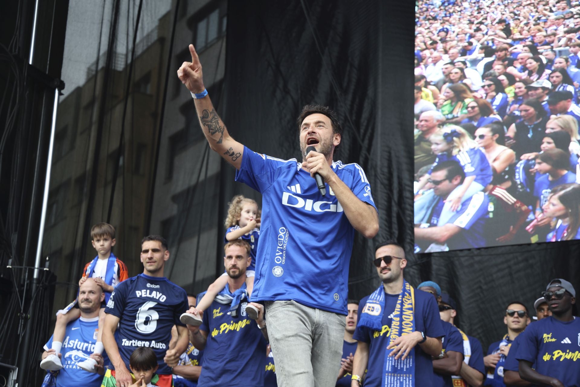 Fiesta eterna en Oviedo tras el ansiado ascenso a Primera