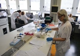 Trabajos en el laboratorio de Análisis Clínicos del Hospital de Cabueñes.
