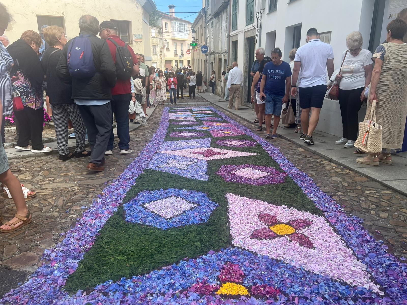 El ascenso del Real Oviedo se cuela en las alfombras florales del Corpus de Castropol