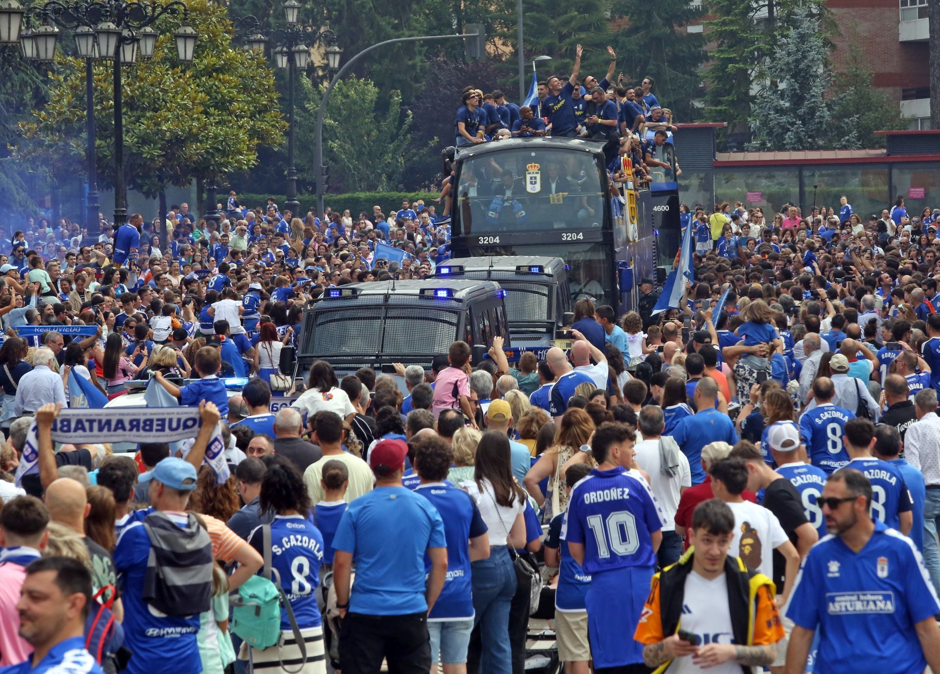 Fiesta eterna en Oviedo tras el ansiado ascenso a Primera