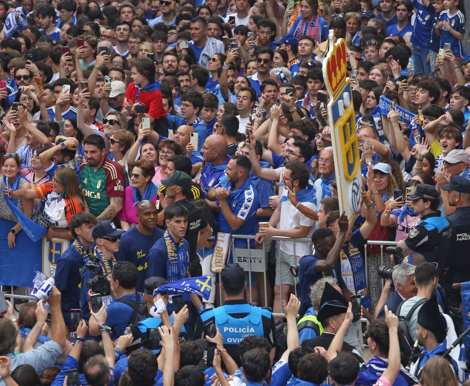 Fiesta eterna en Oviedo tras el ansiado ascenso a Primera