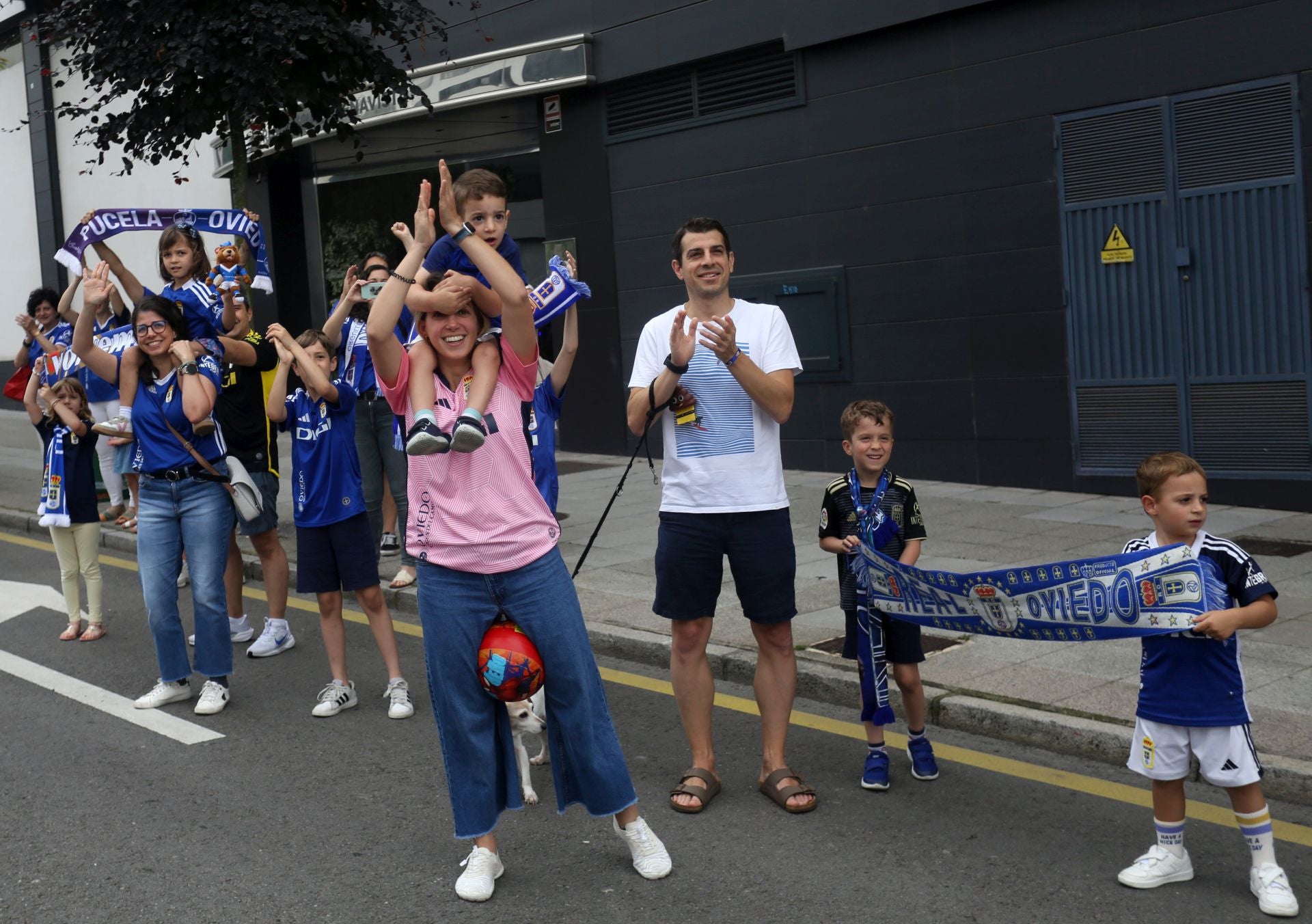 Fiesta eterna en Oviedo tras el ansiado ascenso a Primera