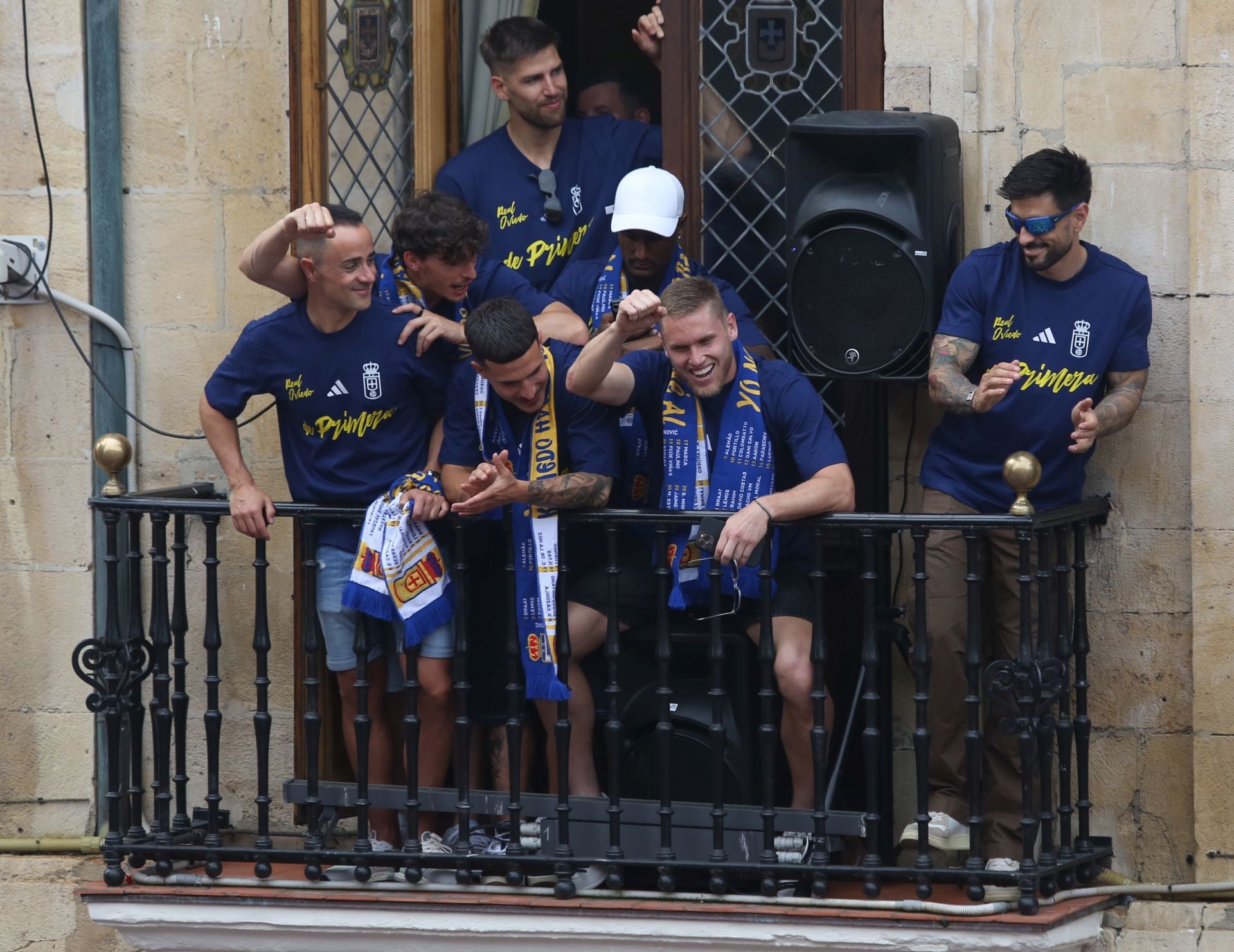 Fiesta eterna en Oviedo tras el ansiado ascenso a Primera