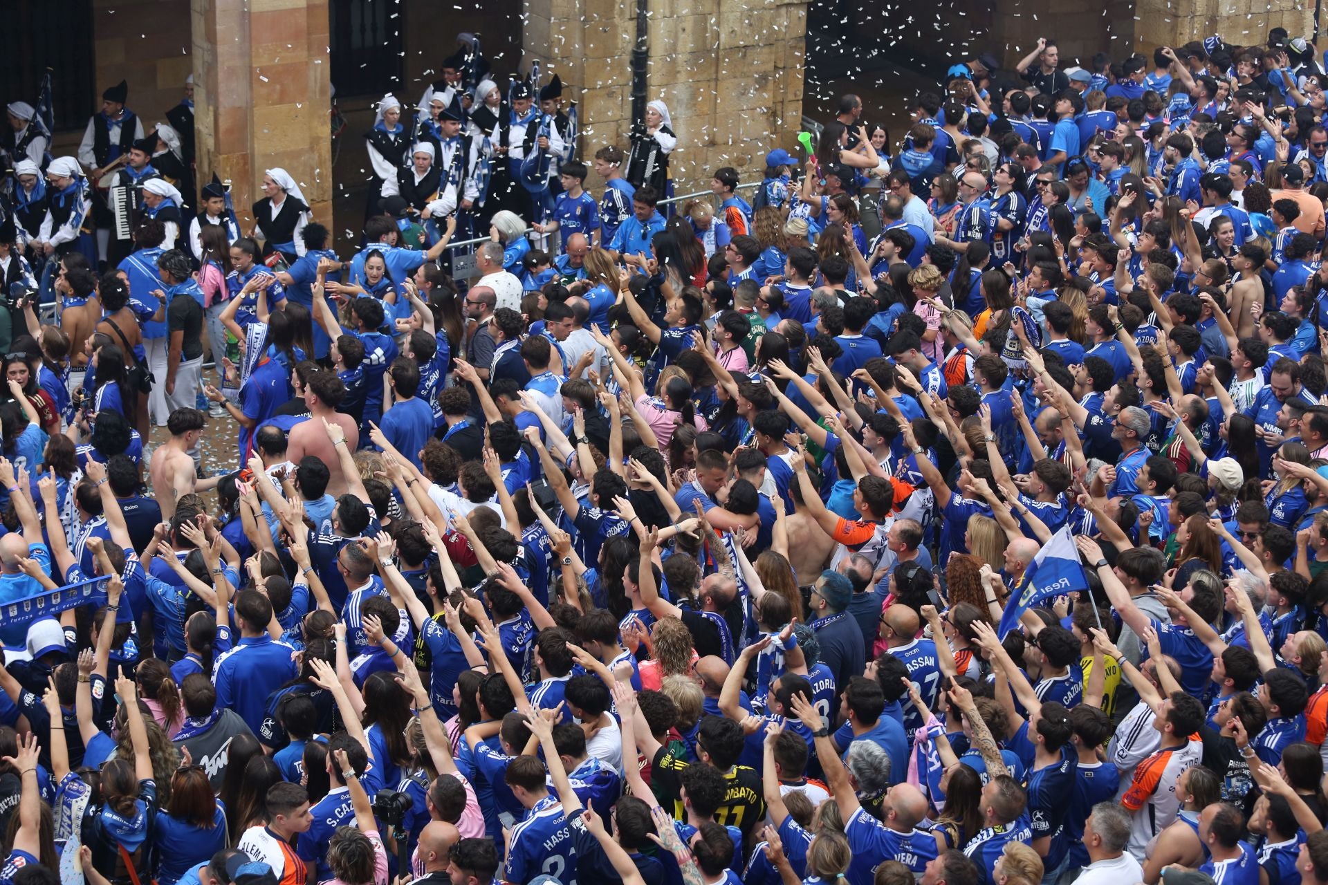 Fiesta eterna en Oviedo tras el ansiado ascenso a Primera