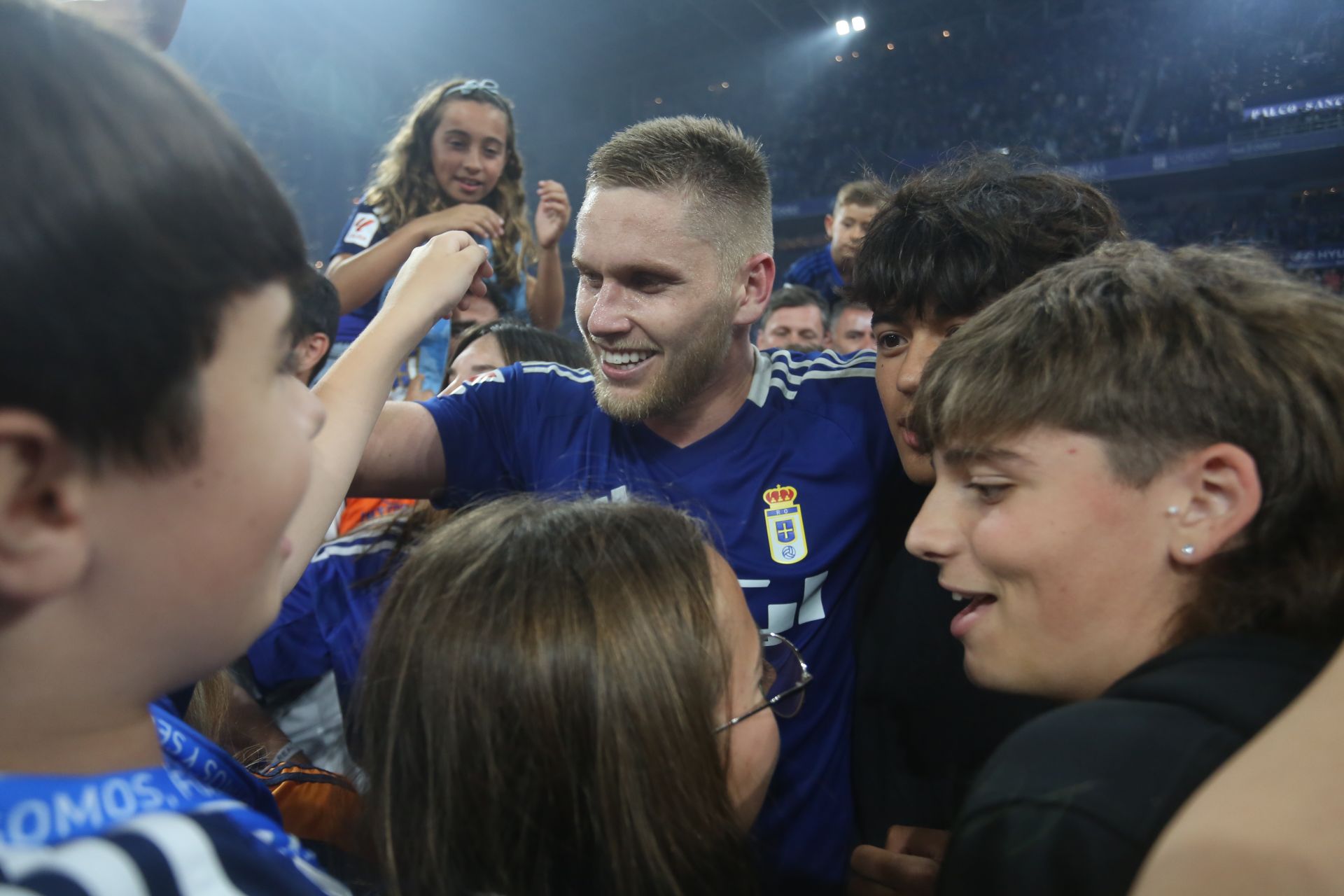 Y la afición oviedista invadió el Carlos Tartiere
