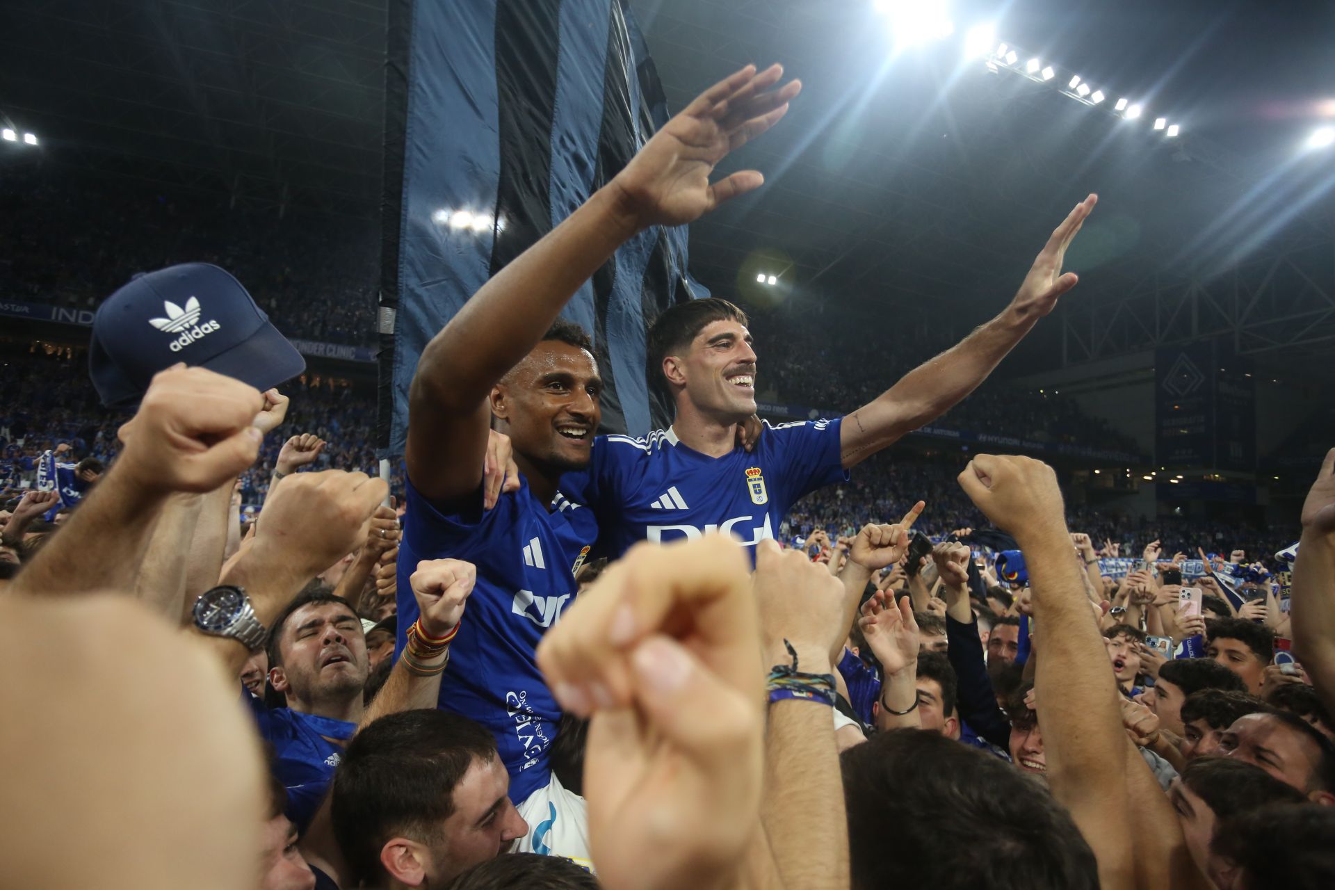 Y la afición oviedista invadió el Carlos Tartiere
