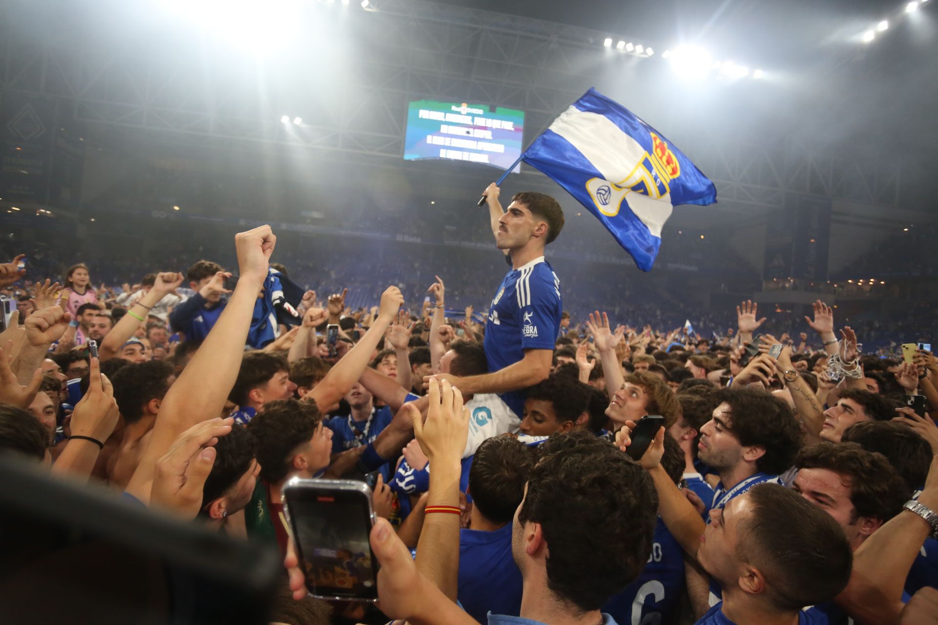 Y la afición oviedista invadió el Carlos Tartiere