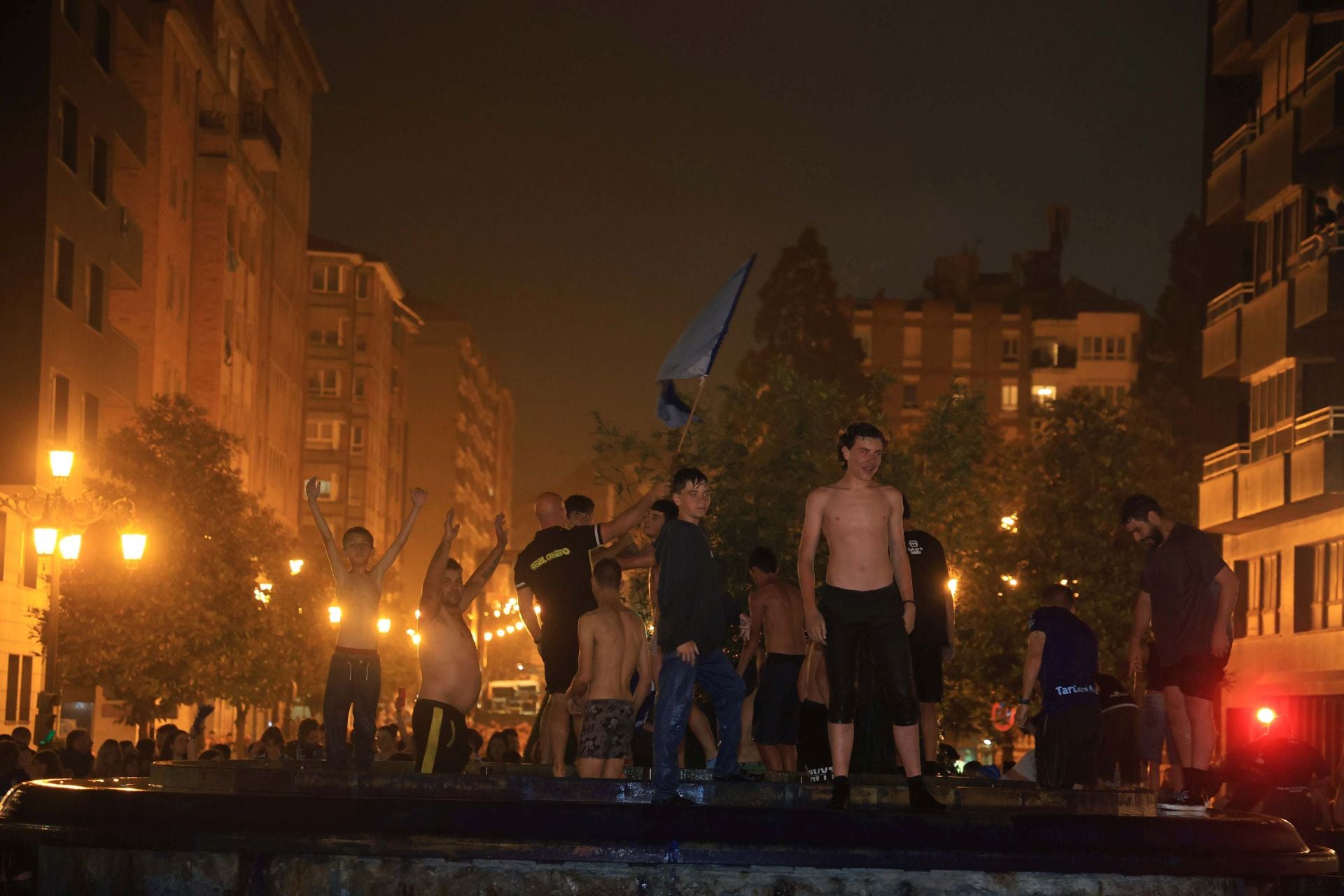 Locura y celebración en Oviedo por volver a Primera