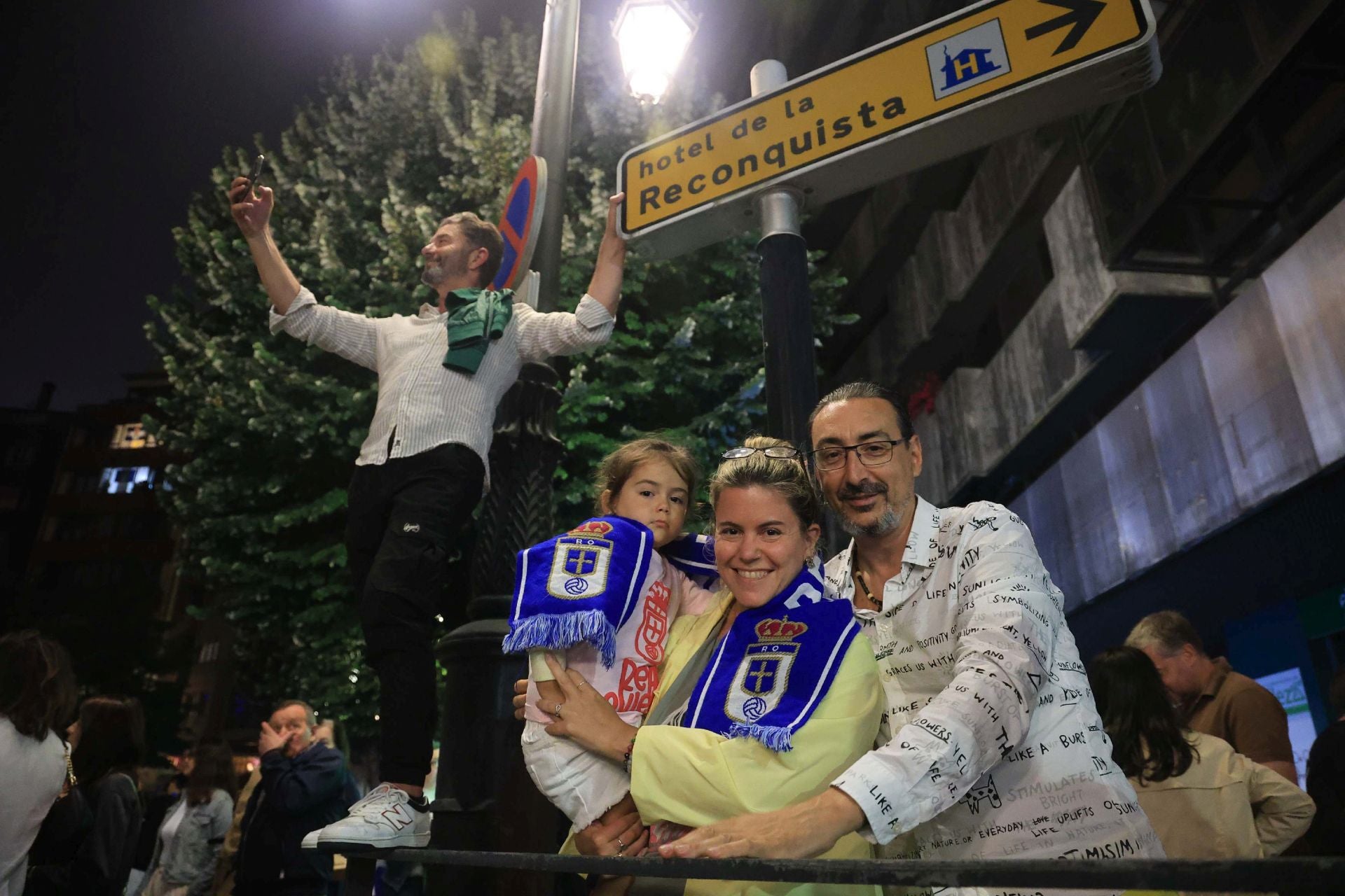 Locura y celebración en Oviedo por volver a Primera