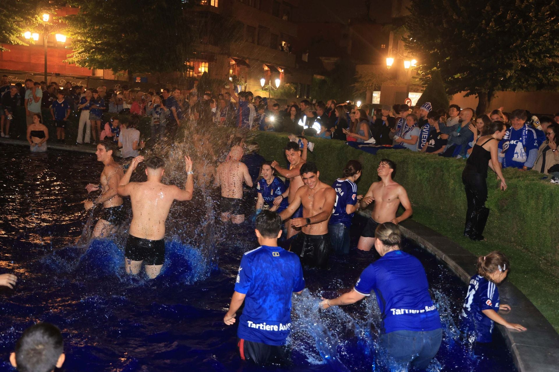 Locura y celebración en Oviedo por volver a Primera