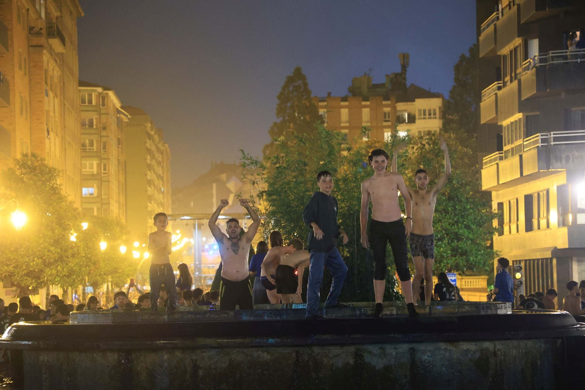 Locura y celebración en Oviedo por volver a Primera
